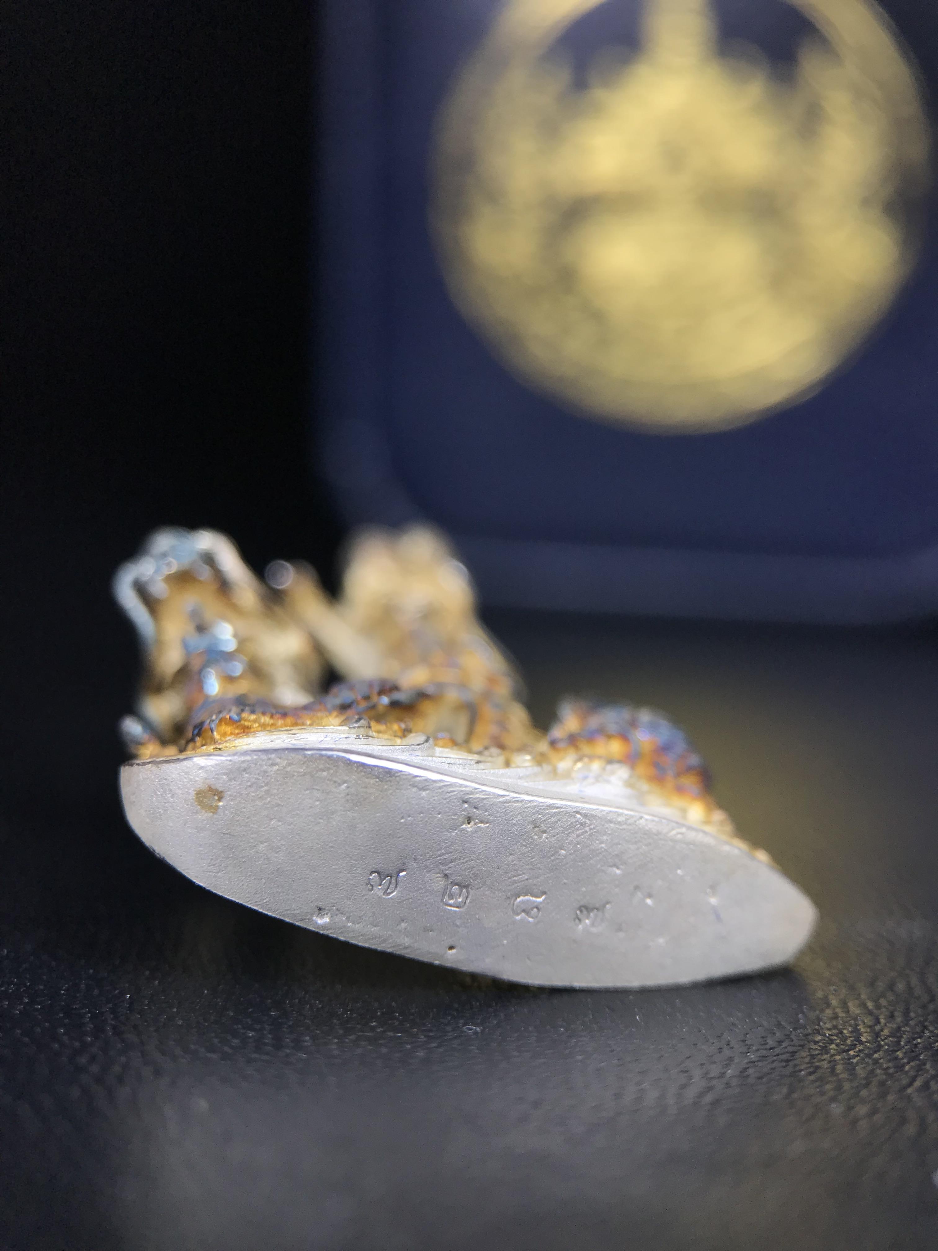 รูปหล่อลอยองค์พระโพธิสัตว์กวนอิม ทรงประทับมังกร จ.ระนอง ปี 2539 เนื้อเงิน พิมพ์ใหญ่(ผิวรุ้งไฟ)(สภาพผิวเดิมขึ้นสีรุ้งธรรมชาติสวยแบบนิยม)(เสน่ห์พระเนื้อเงินสีสันที่ธรรมชาติสรรค์สร้าง)เฉลิมฉลองในวโรกาสที่พระบาทสมเด็จพระเจ้าอยู่หัวทรงครองสิริราชสมบัติครบ50ปี