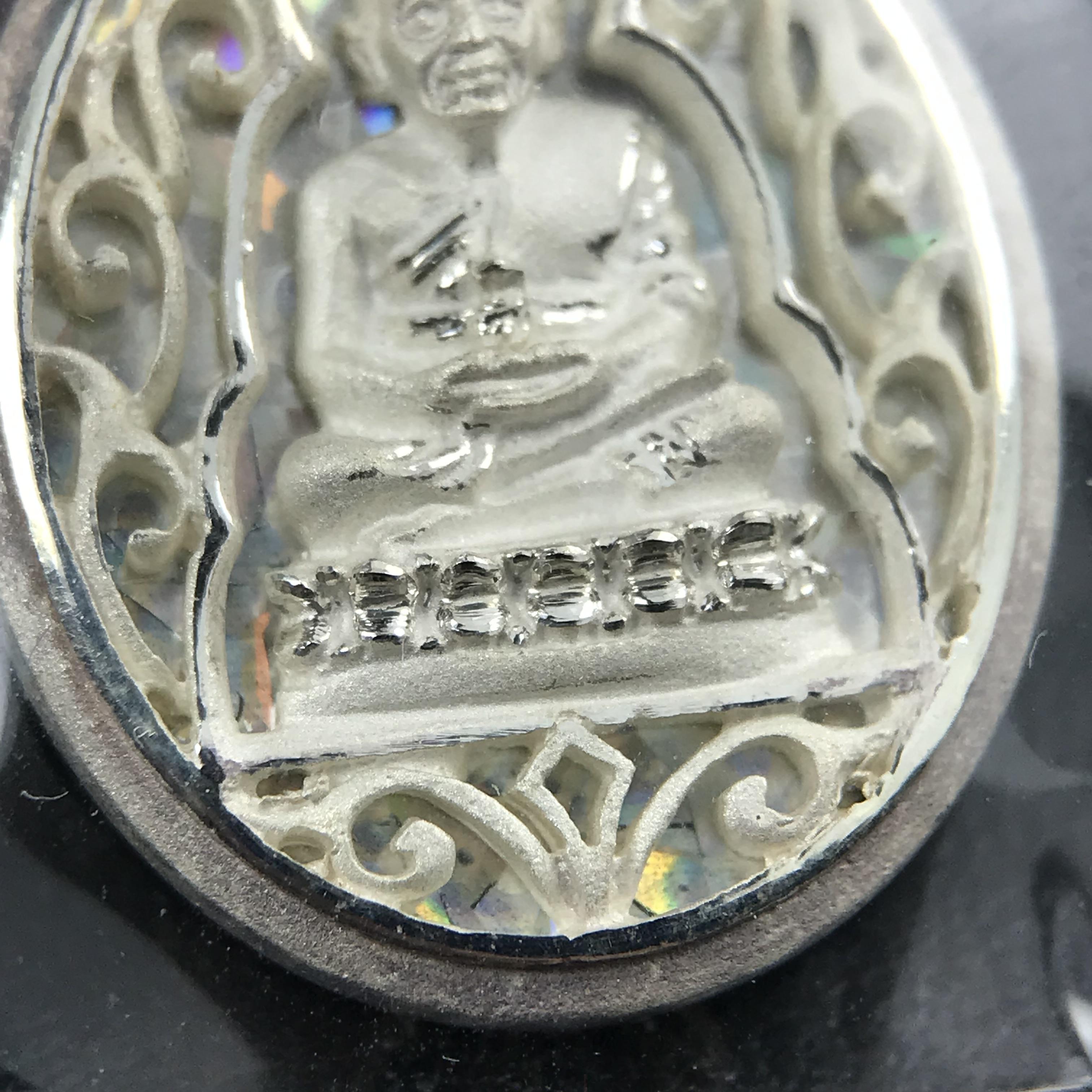 เหรียญหลวงพ่อทวด รุ่นมงคลบารมี วัดประสาทบุญญาวาส ปี 2545 เนื้อเงิน พิมพ์ทรงรูปไข่เล็ก(ขนาด 2.0*1.8 ซม.)ฉลุลายฉากพี้นหลังสีรุ้งสามมิติสวยงาม ตอกโค๊ตมีหมายเลข สภาพสวยซีนซองเดิมพร้อมกล่องบรรจุเดิมครบ***เดินทางปลอดภัยหลวงพ่อทวดคุ้มครอง****