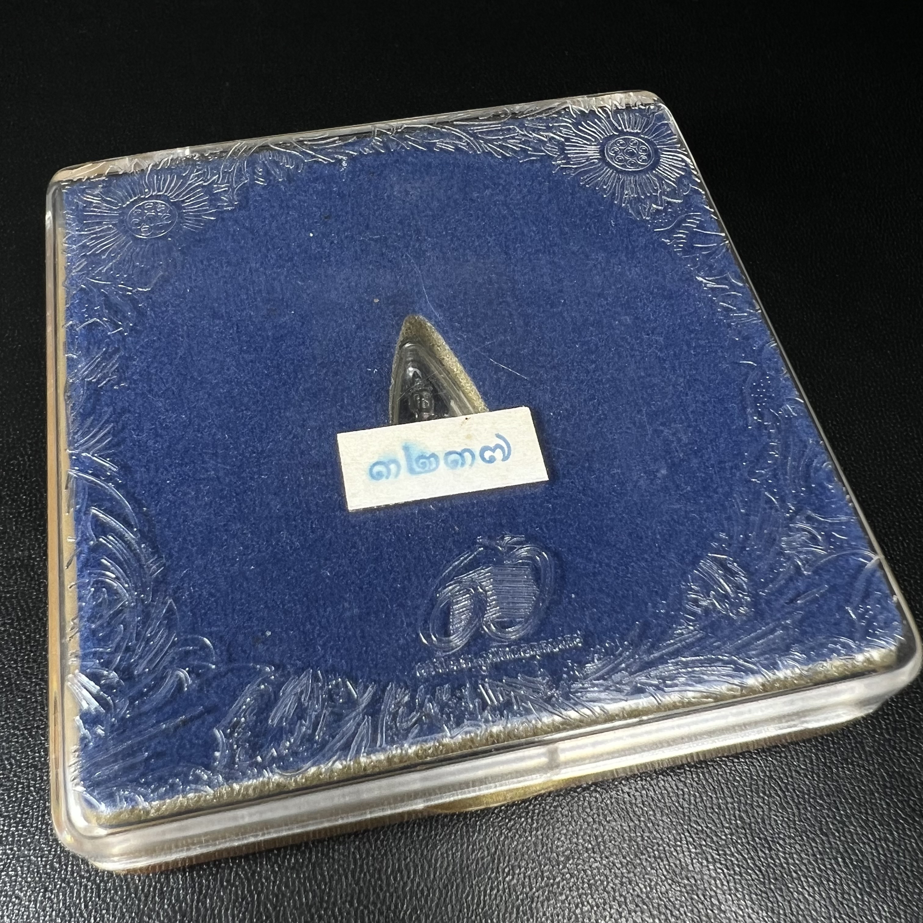 พระพุทธโสธร คุ้มเกล้าฯ ภปร.(ใต้ร่มพระบารมี คุ้มเกล้า) 60ปี รพ.ภูมิพลฯ พ.ศ.2552 เนื้อเงิน ชุบทองคำขาว(พิมพ์เล็กขนาด 11.5*10.5 มม.)เนื้อเงินผิวเดิมกลับดำขึ้นสีรุ้งเข้มขลังงดงามธรรมชาติสร้างสรรค์ สภาพสวยเดิมพร้อมกล่องบรรจุเดิม ตอกโค๊ดหมายเลขกำกับ