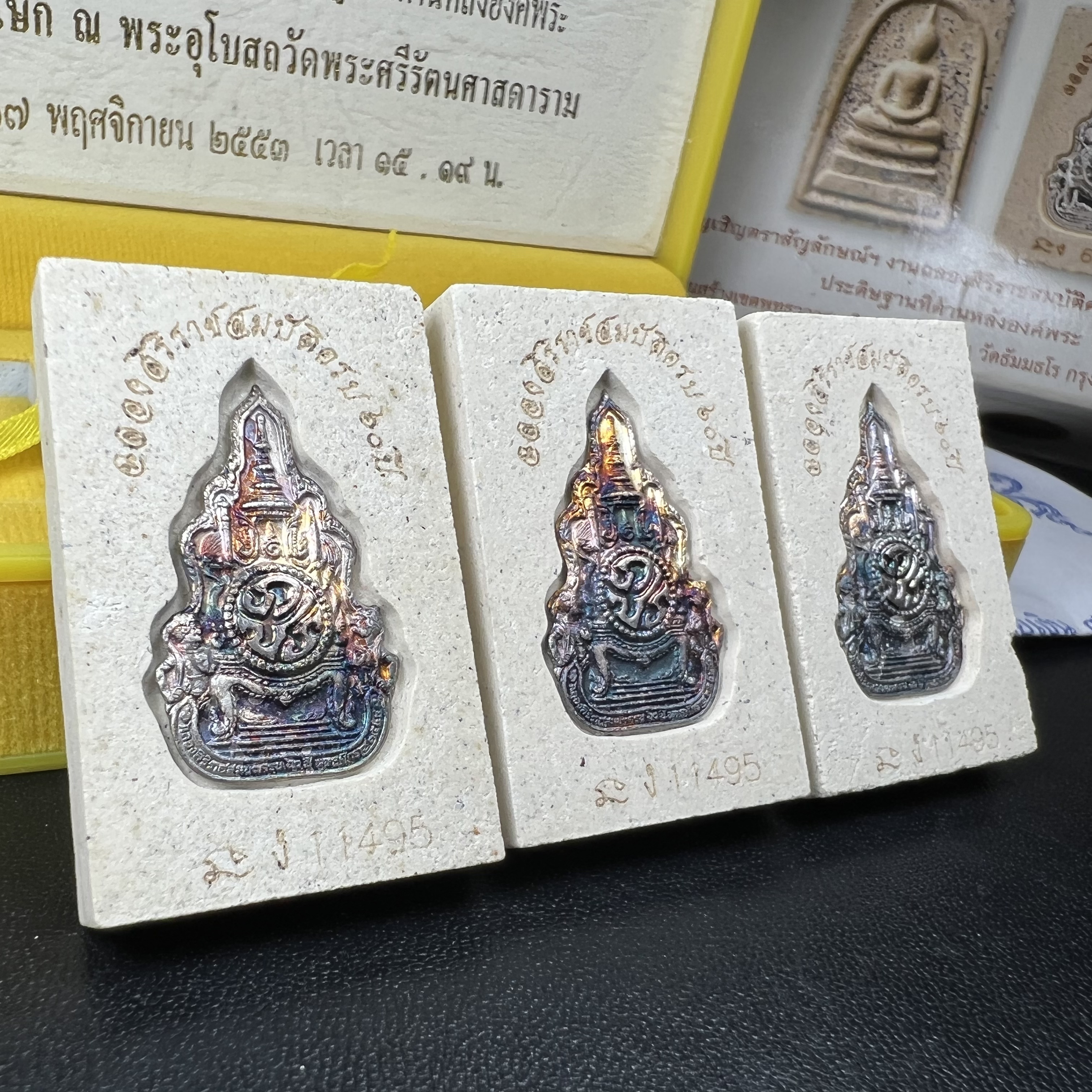 พระสมเด็จพิมพ์ใหญ่ เฉลิมพระเกียรติ พร้อมทั้งอัญเชิญตราสัญลักษณ์ฉลองครองราชย์ครบ 60 ปี เนื้อเงิน 99.9%(ผิวเดิมขึ้นสีรุ้งธรรมชาติ สวย) ประดิษฐานด้านหลังองค์พระ ครบชุด 3 องค์(พระผงพุทธคุณผสมบุษราคัม ไพลิน ทับทิม)