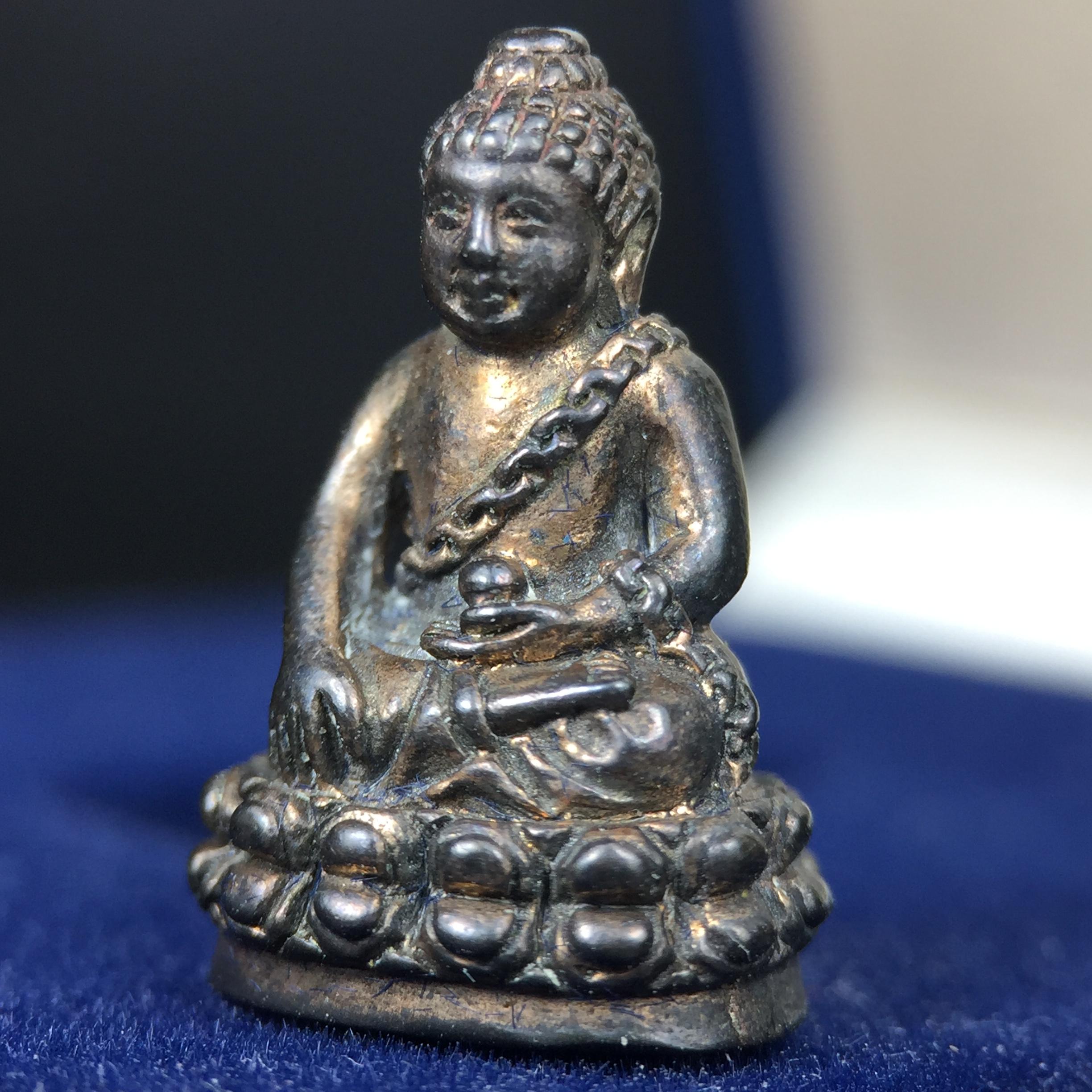 พระกริ่งพุทธอุดมสมบูรณ์(พระปุ้มปุ้ย)รุ่นแรก เนื้อนวโลหะเต็มสูตร วัดบวรนิเวศวิหาร ปี2535 แขวนบูชาไม่มีอดอยาก มีความอุดมสมบูรณ์สมตามลักษณะและมงคลนามตามชื่อ ตามปรารถนา(1ใน2000องค์)หายาก