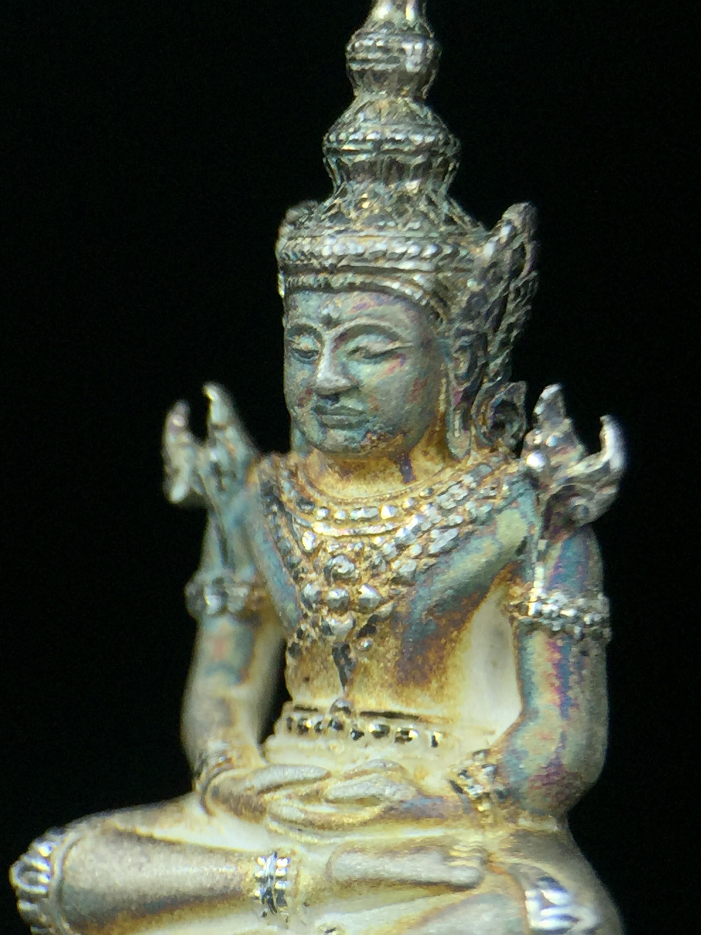 พระแก้วมรกต ภปร. ปี2547 จัดสร้างโดย รพ.ภูมิพลฯ ลอยองค์ หน้าตัก 1/2 นิ้ว เนื้อเงิน(สภาพผิวเดิมขึ้นสีรุ้งธรรมชาติ แบบนิยม สวยมากๆเสน่ห์พระเนื้อเงิน สีสันที่ธรรมชาติสรรค์สร้าง) งดงามทรงคุณค่าอีกหนึ่งรุ่นยอดนิยม หายาก(1ใน3000องค์)