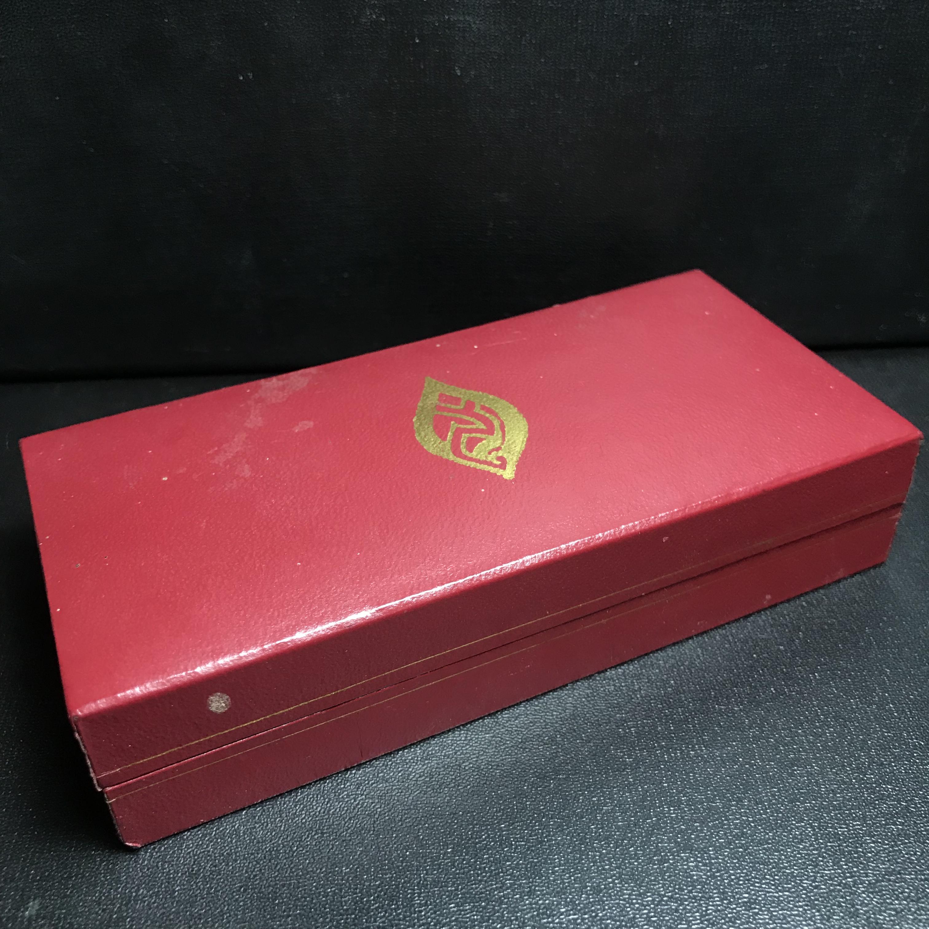 เหรียญพระราชทาน มูลนิธิ พอ.สว. ปี2541 (1ชุด มี 2 เหรียญ สภาพสวยมาก(กล่องเดิม))