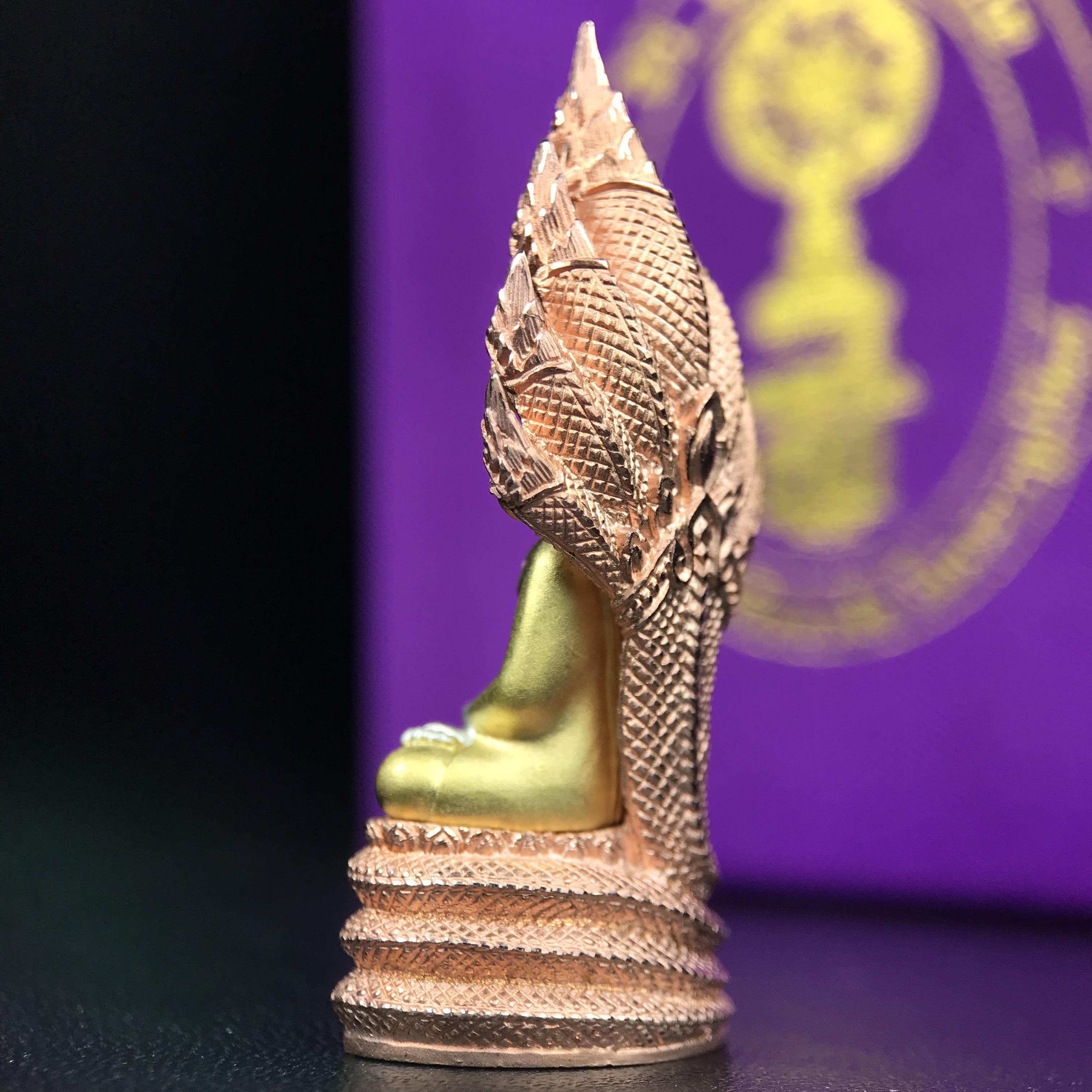 พระนาคปรก สธ. รุ่นสร้างพระอุโบสถเฉลิมพระเกียรติ 4 รอบ 84 พรรษา สมเด็จพระเทพรัตนราชสุดาฯ วัดบวรนิเวศวิหาร ปี 2543 พิมพ์ใหญ่ เนื้อเงินบริสุทธิ์ ชุบสามกษัตริย์แบบพ่นทรายขัดเงาบางส่วน(สภาพ สวย )พิธีใหญ่ พุทธศิลป์งดงาม หายาก (1 ใน 1999 องค์)