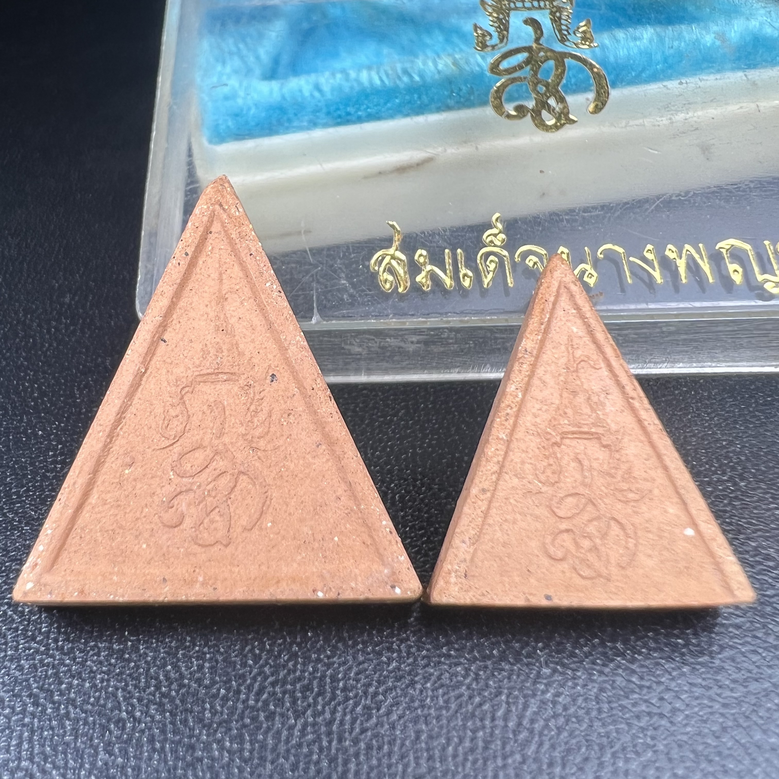 พระสมเด็จนางพญา สก. วัดบวรนิเวศวิหาร ปี2519 ชุดพิเศษกรรมการ หน้ากากทองคำ พิมพ์ใหญ่-เล็กกล่องบรรจุเดิม(ในหลวงรัชกาลที่9และสมเด็จพระราชินี เสด็จร่วมในพิธี)(พิธีใหญ่)(มวลสารดี)(พบเจอและหายากที่สุดในรุ่น)