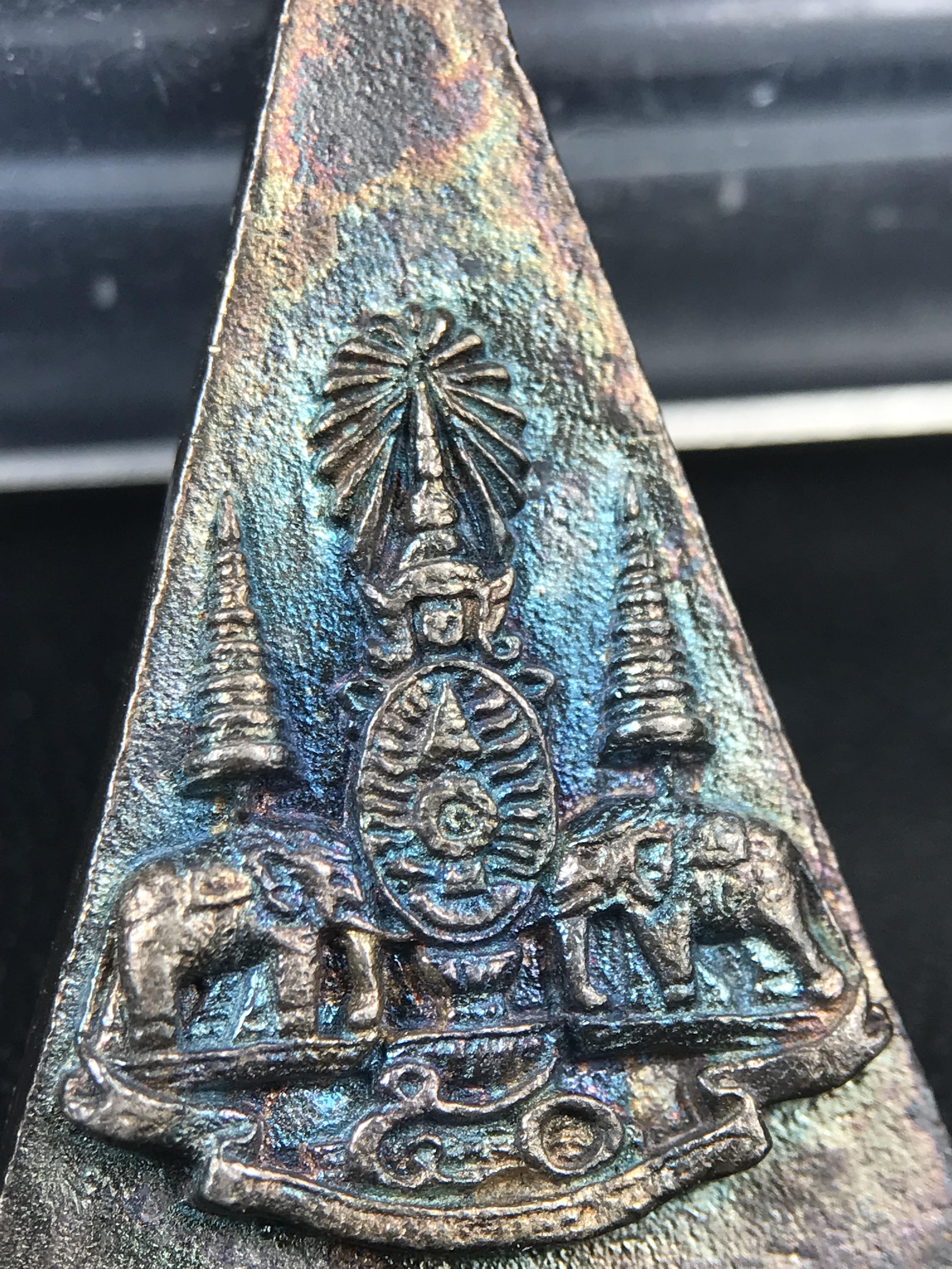 พระกำลังแผ่นดิน (สมเด็จจิตรลดา2) จัดสร้างเฉลิมพระเกียรติในหลวงรัชกาลที่ 9 ครองราชย์ 50 ปี 2539 เนื้อเงิน(ผิวเดิม รุ้งๆสวย(สร้างน้อยหายาก) (1ใน 2539 องค์)พร้อมกล่องบรรจุเดิมพระดี พิธีใหญ่ อีกหนึ่งรุ่นที่แนะนำ ***เนื้อเงินผิวแบบนี้หายากพบเจอน้อย***