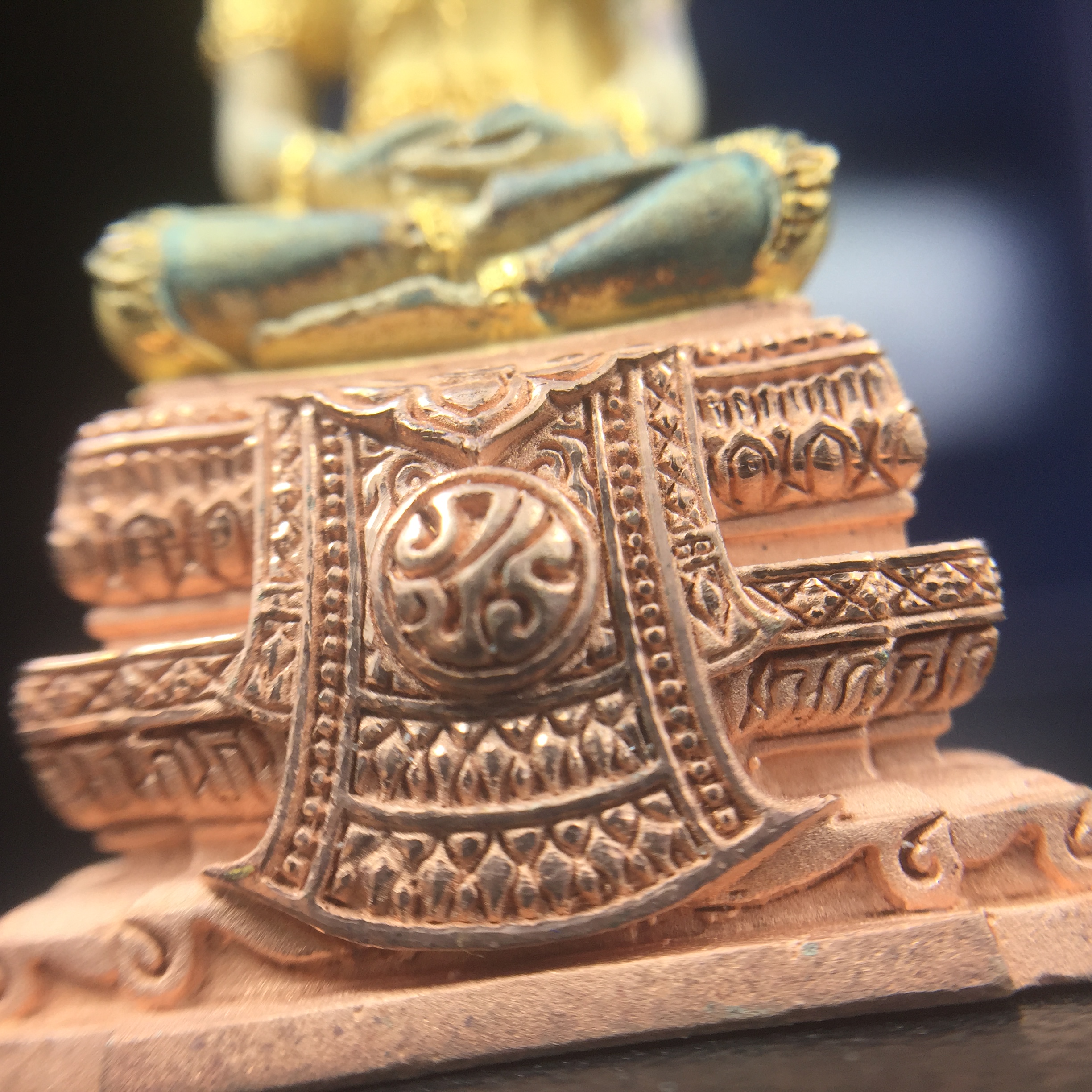 พระแก้วมรกต ภปร. ปี2547 จัดสร้างโดย รพ.ภูมิพลฯ เนื้อเงิน (3 กษัตริย์)ลอยองค์ หน้าตัก 1/2 นิ้ว (สภาพผิวเดิม ขึ้นสีรุ้งธรรมชาติ แบบนิยม) (1ใน3000องค์)