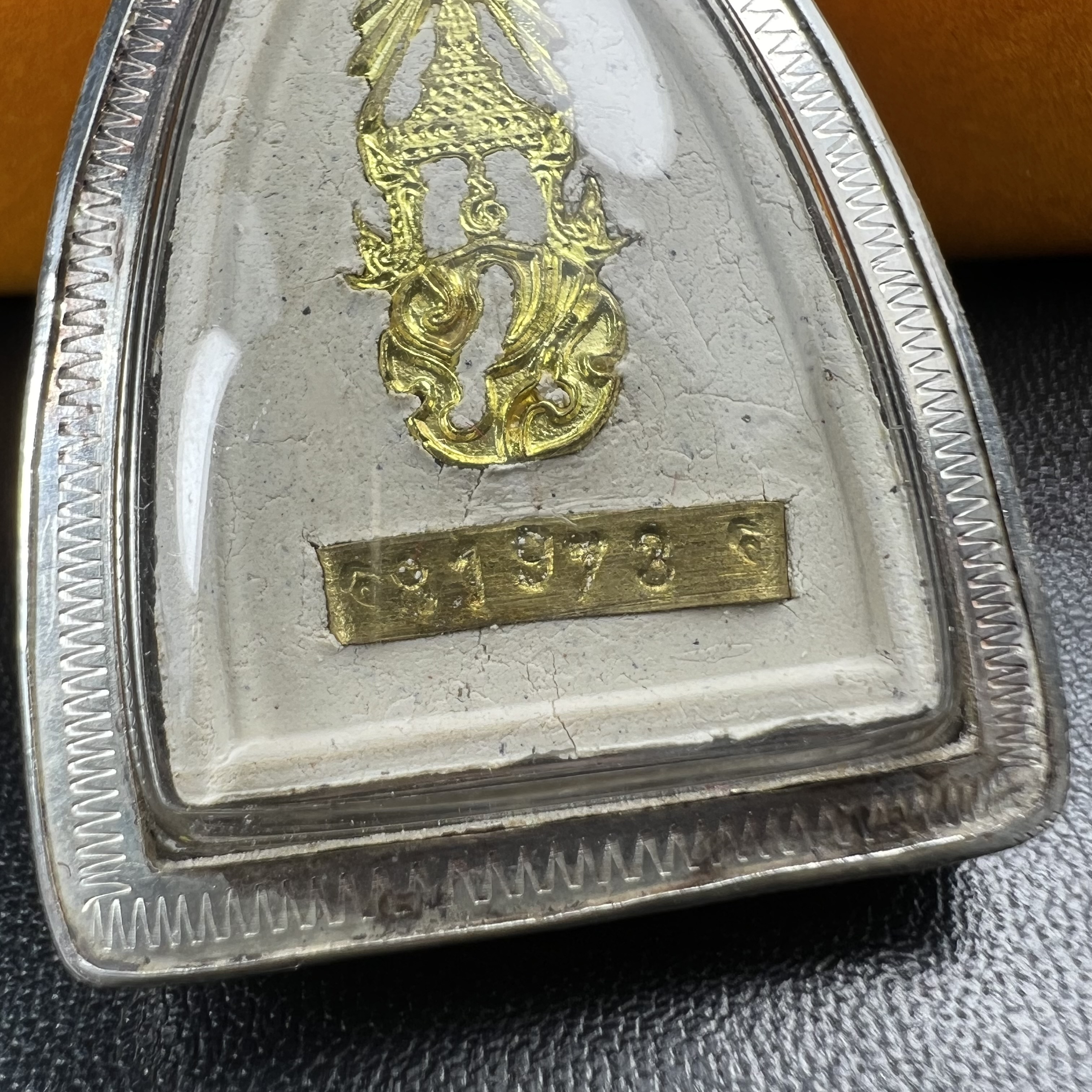 พระหลวงปู่ทวด ภปร.ปี 2547(พระชุดกรรมการ)ทรงกลีบบัว เนื้อผงสมเด็จฯ(โรยผงตะไบ ชนวนเก่า) เลี่ยมกรอบเนื้อเงินแท้(95%) กล่องบรรจุเดิมครบ พิธีมหาพุทธาภิเษก ณ วัดพระศรีรัตนศาสดาราม(วัดพระแก้ว)(เนื้อสีขาวหายากพบเจอน้อย)