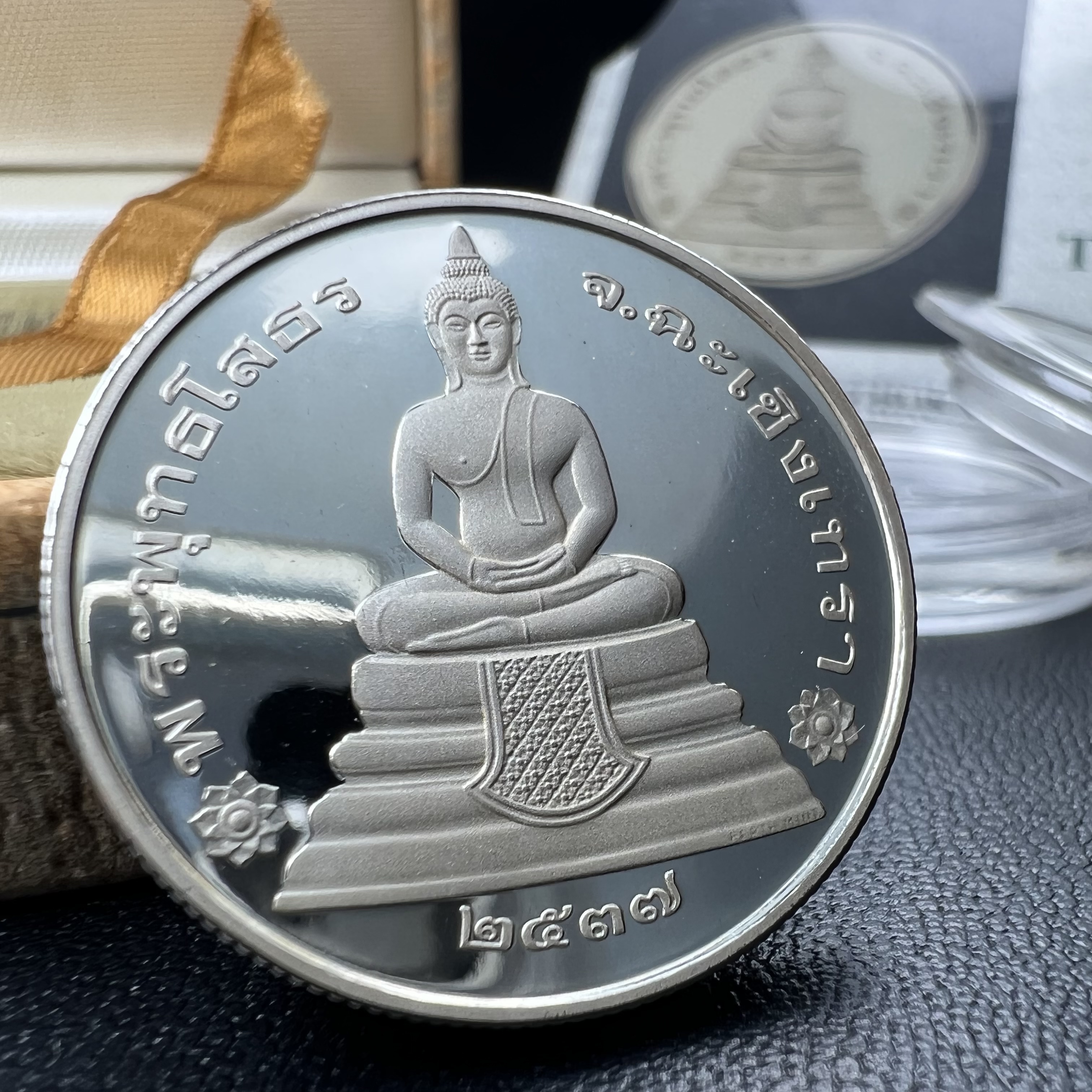 เหรียญพระพุทธโสธร รุ่นนานาชาติ(รุ่นแรก) วัดโสธรวรารามวรวิหาร ปี 2537 หลังพระธรรมจักร เนื้อเงินขัดเงา ขนาด 2.5 มม.สภาพสวยพร้อมกล่องและการ์ดใบรับรองเดิมครบสมบูรณ์(1 ใน 5000 เหรียญ)