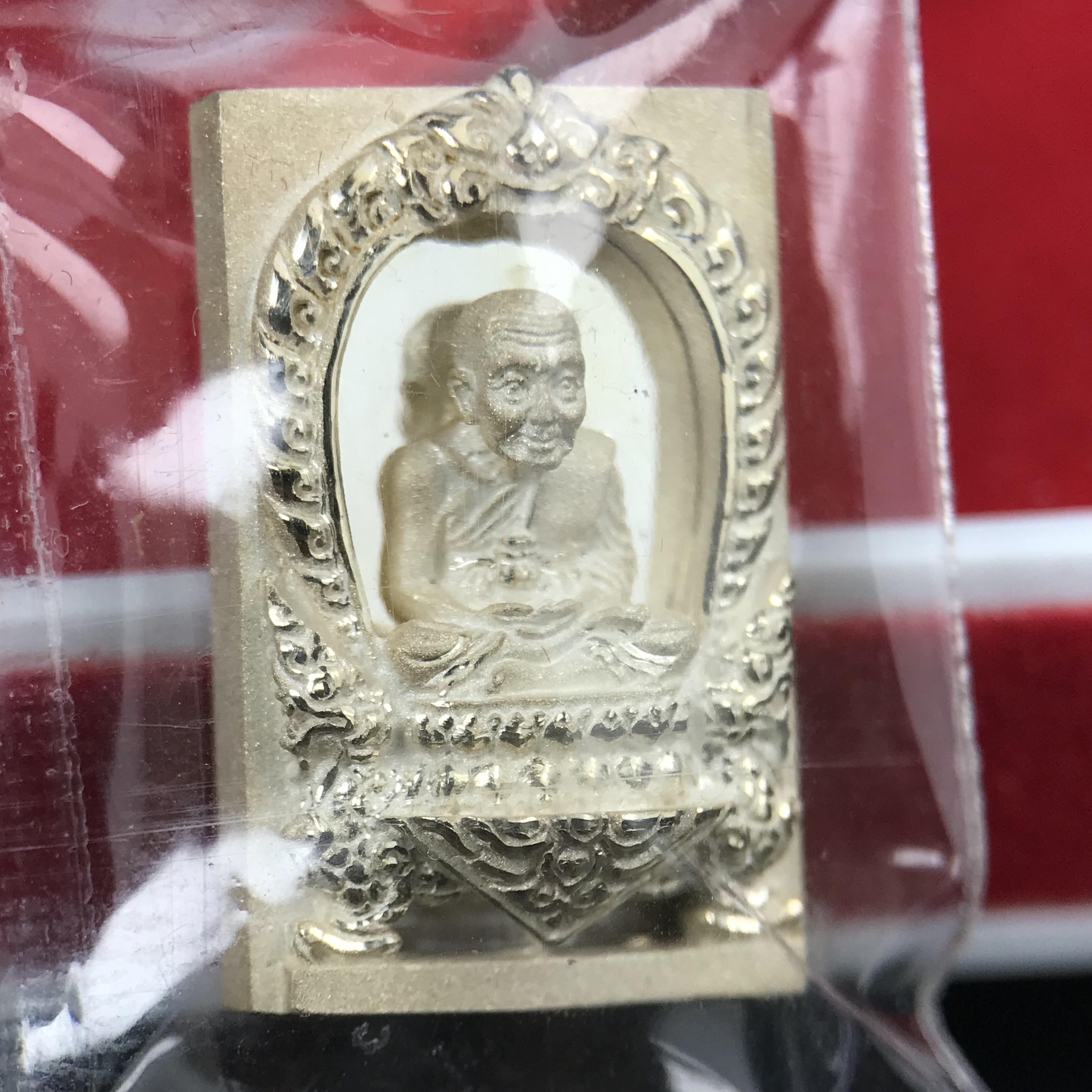 หลวงปู่ทวด รุ่นฉลองกรุงรัตนโกสินทร์ ๒๒๐ ปี วัดประสาทบุญญาวาส ปี 2545 เหรียญรูปเหมือนหลวงพ่อทวดด้านหลังพระหลวงพ่อทวดพิมพ์เตารีด เนื้อเงิน พ่นทราย ขัดเงาบางส่วน ขนาด 1.3 X 2 ซม. พุทธาภิเษกใหญ่ 3วาระ สภาพสวยซีนซองเดิมกล่องบรรจุเดิมครบสมบูรณ์(องค์หมายเลข ๙๒๑)