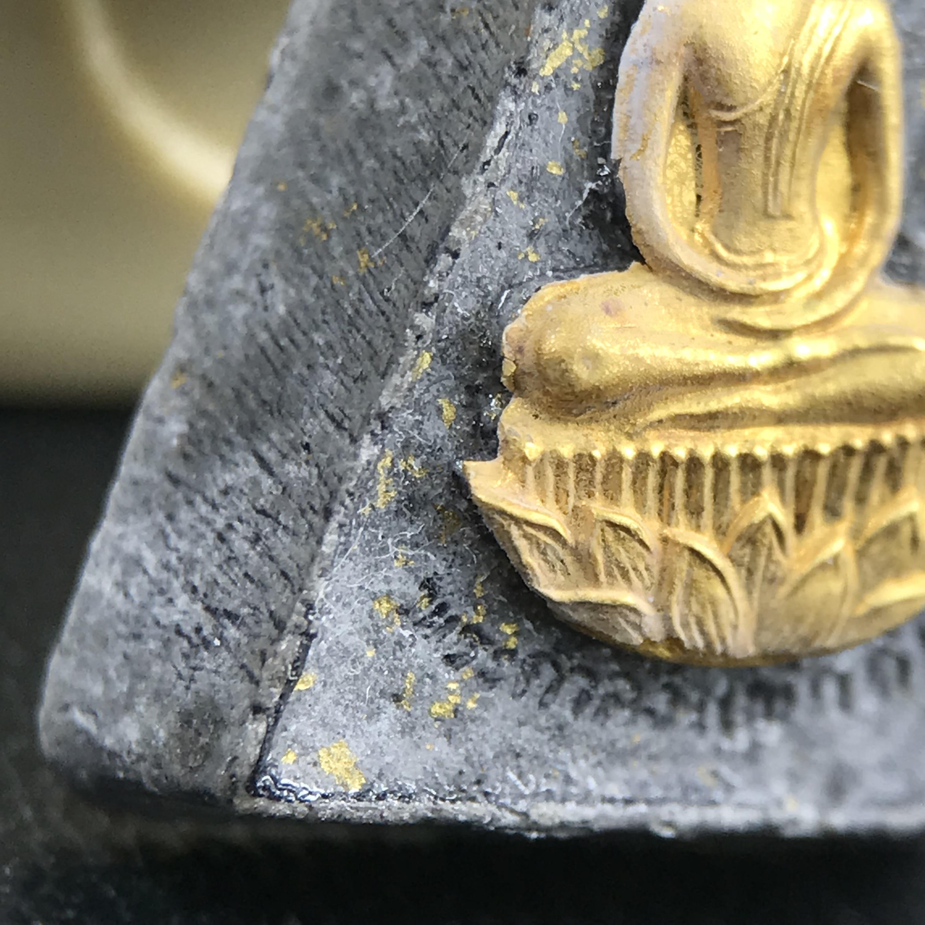 พระกำลังแผ่นดิน พระราชทาน วัดบวรนิเวศวิหาร ปี 2539 พิมพ์เล็กหน้ากากทองคำ (ในหลวง รัชกาลที่ 9 พระราชทานมวลสารจิตรลดา)นิยมหายาก