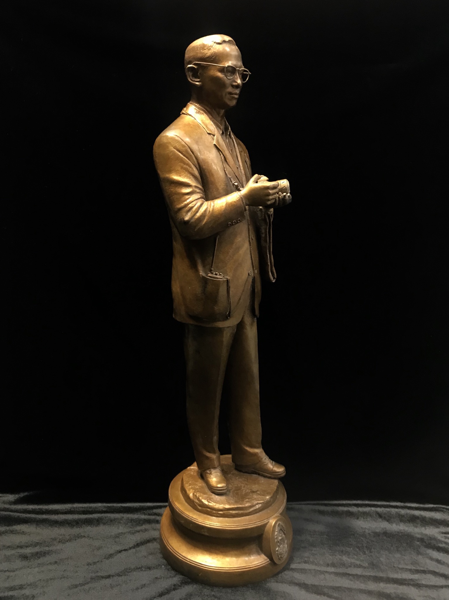 รูปหล่อพระบรมรูปพระบาทสมเด็จพระเจ้าอยู่หัว “ทรงงาน” เนื่องในโอกาสเฉลิมพระชนมพรรษา 86 พรรษา 5 ธันวาคม 2556 (ในหลวงท่านทรงดำริให้จัดสร้าง และ ตรวจงานด้วยพระองค์เอง)