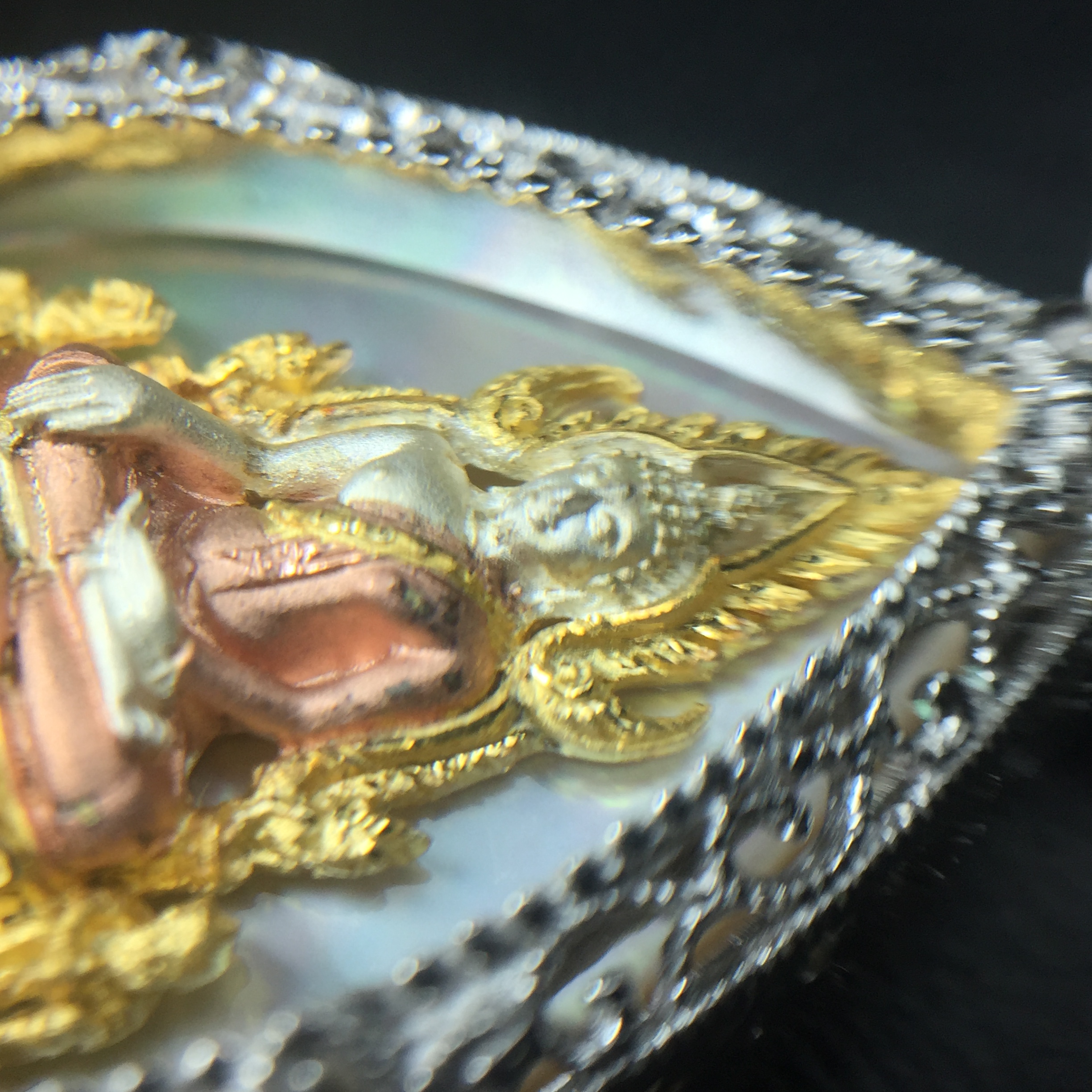 พระพุทธชินราช ภปร. โครงการ "เพราะแผ่นดินนี้ คือ แผ่นดินเกิด" ปี2548(รุ่นแรก) เหรียญทรงใบโพธิ์ ขนาด 21 x 29 มม. เนื้อเงินสามกษัตริย์ องค์พระชุบสามกษัตริย์ ล้อมด้วยกรอบเงินชุบทองคำขาวสลักเสลาเป็นลวดลายละเอียดอ่อน ส่วนพื้นองค์พระเป็นเปลือกหอยมุข