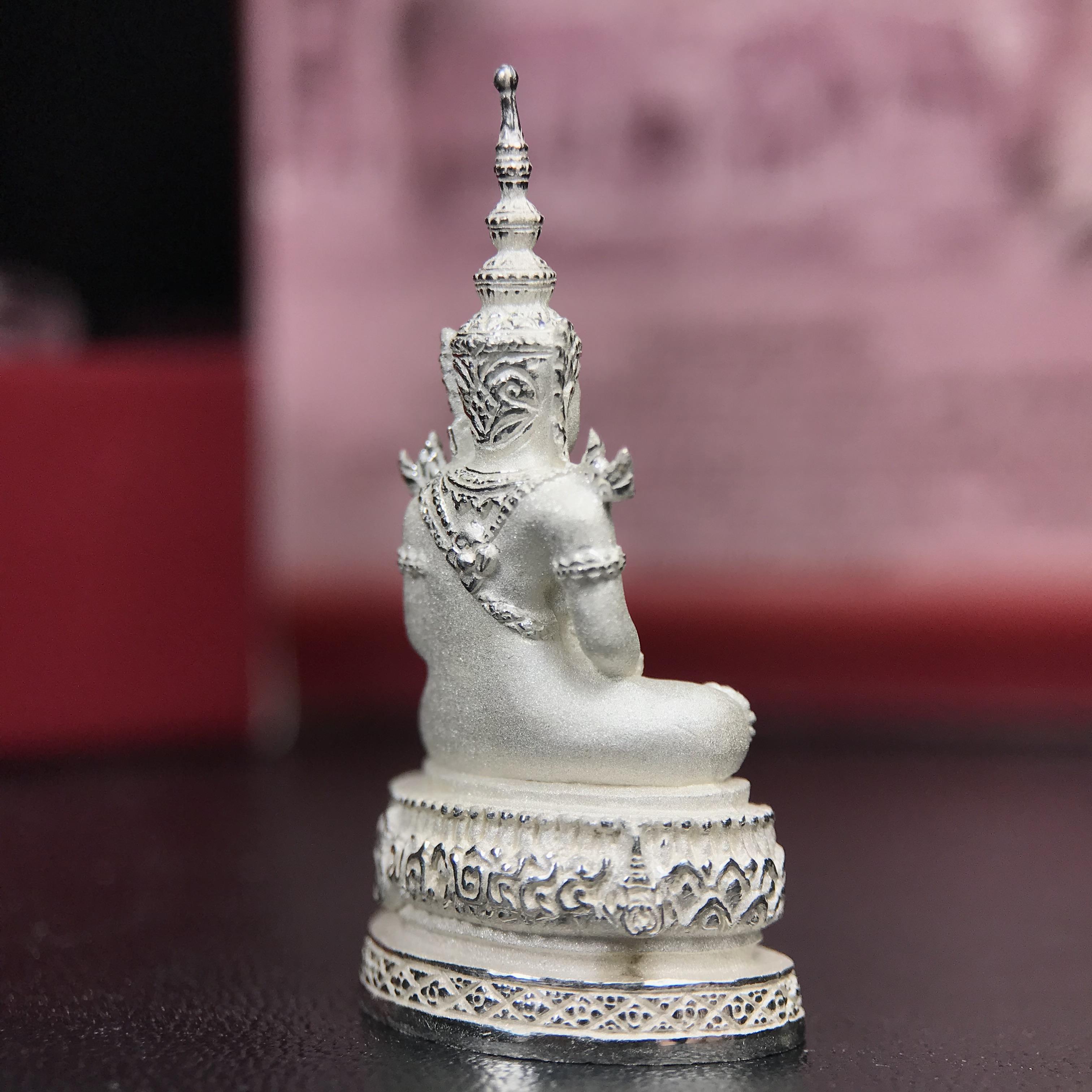พระแก้วมรกต ภปร.(รุ่นแรก) ปี2545 จัดสร้างในมหาวโรกาส พระบาทสมเด็จพระเจ้าอยู่หัวรัชกาลที่ 9 ครบรอบ 75 พรรษา และฉลองกรุงรัตนโกสินทร์ครบ 220 ปี พิมพ์ลอยองค์ใหญ่ เนื้อเงินบริสุทธิ์ 92.5% ขนาด 19*35 มม. พร้อมกล่องบรรจุเดิม สวยครบสมบูรณ์(องค์หมายเลข ๔๔๗๕)