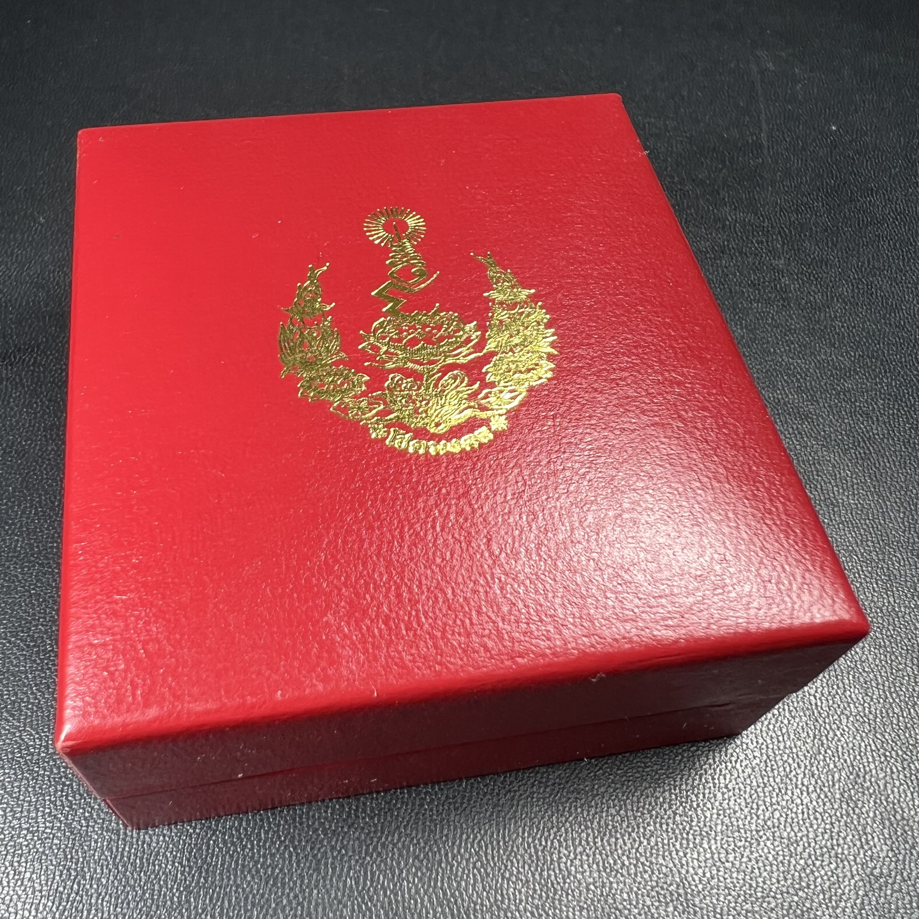 เหรียญพระบรมรูปเหมือนสมเด็จพระเจ้าตากสินมหาราช รุ่นโชคมงคล ปี 2545 เนื้อเงินลงยา พิธีเทวาภิเษก ณ อนุสาวรีย์ วัดพิชัยสงคราม ณ พระวิหารสมเด็จพระเจ้าตากสินมหาราช วัดอินทาราม ธนบุรี พิธีบวงสรวงขอบารมี ณ อนุสาวรีย์พระเจ้ากรุงธนบุรี วงเวียนใหญ่(พิธีใหญ่สภาพสวย)