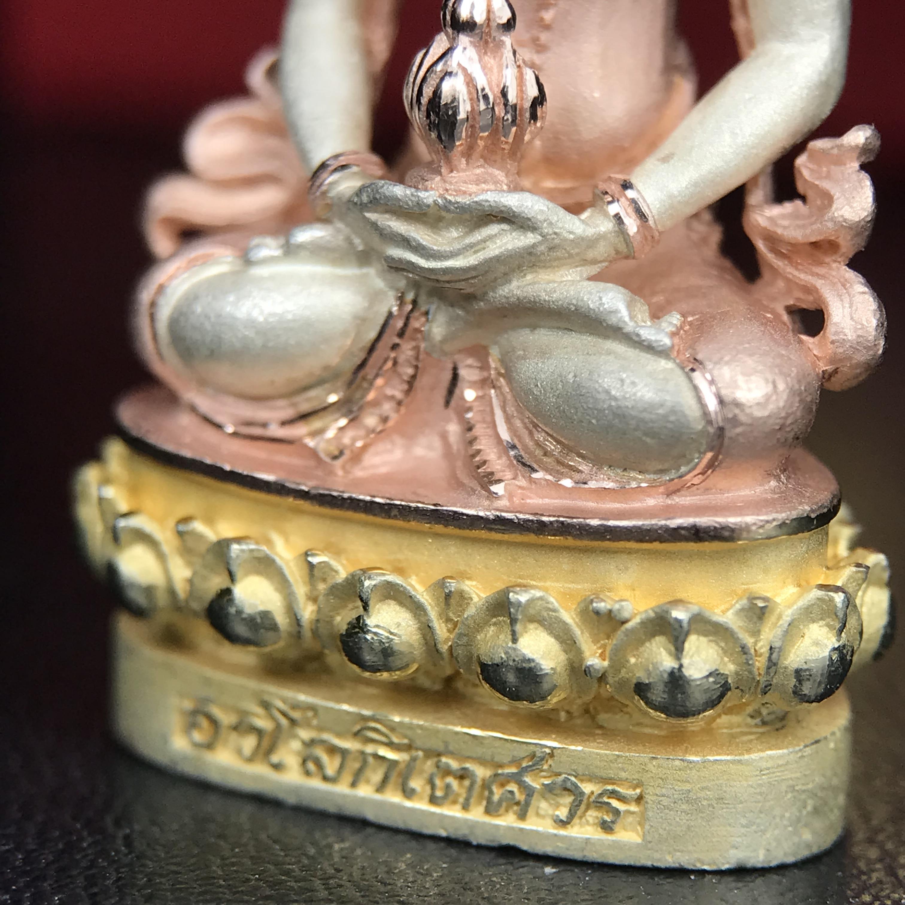 พระกริ่งอวโลกิเตศวร ( เจ้าแม่กวนอิม ) วัดโพธิ์แมนคุณาราม รุ่นอุดมโภคทรัพย์ พ.ศ.2539 เนื้อเงิน 3 กษัตริย์ ผิวสวยเดิมพร้อมกล่องบรรจุเดิม (อีกหนึ่งรุ่นยอดนิยม พุทธศิลป์สวยงดงาม)