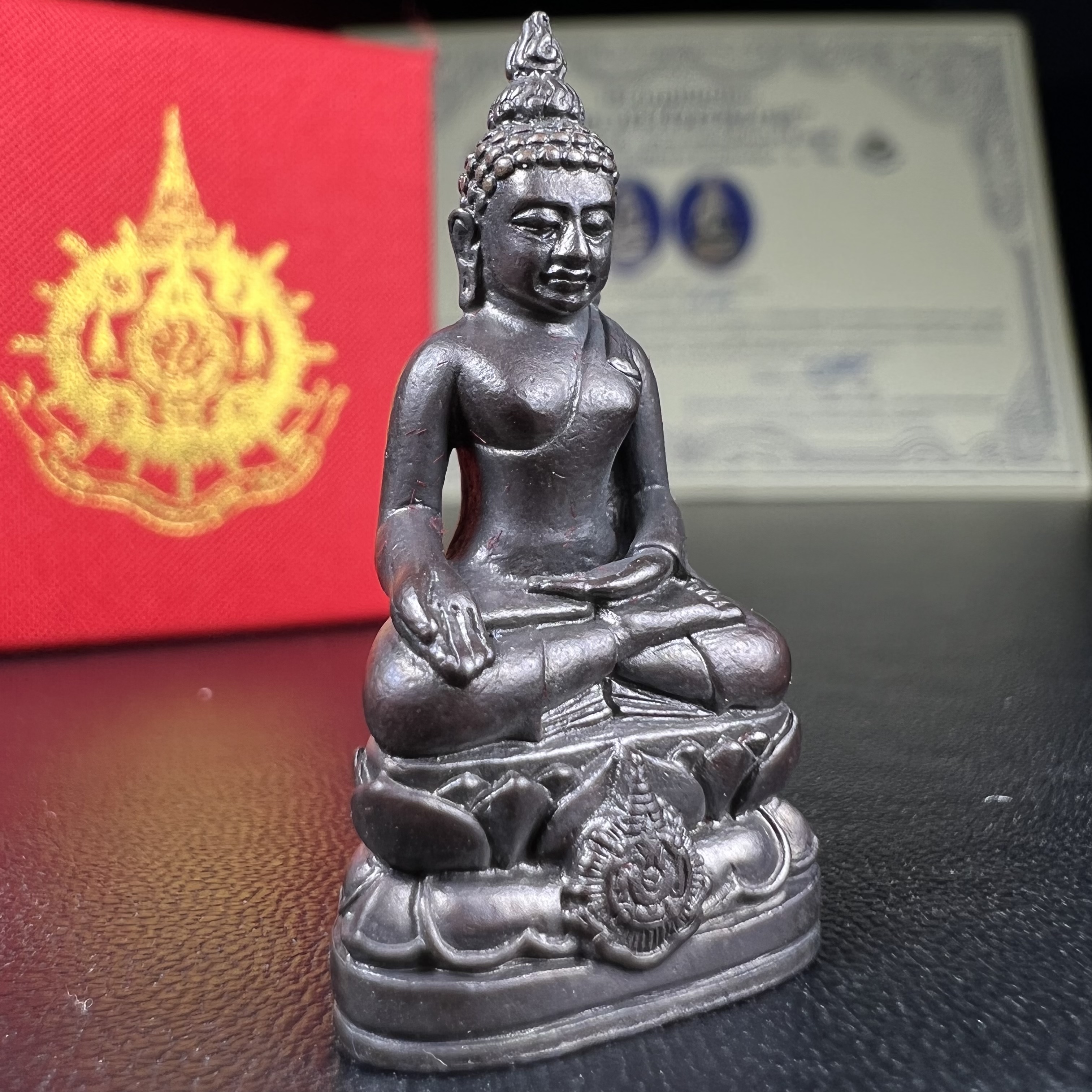 พระกริ่งไพรีพินาศ เฉลิมพระเกียรติ พระบาทสมเด็จพระเจ้าอยู่หัวรัชกาลที่9 พระชนมพรรษา 6 รอบ ปี2542 เนื้อนวโลหะผสมทองคำ(บรรจุเหล็กไหล)ดีนอก-ดีใน***องค์นี้สภาพสวยครบสมบูรณ์ มาพร้อมกล่องเดิมและใบรับรองจากผู้จัดสร้างแบบนี้หายากมาก***