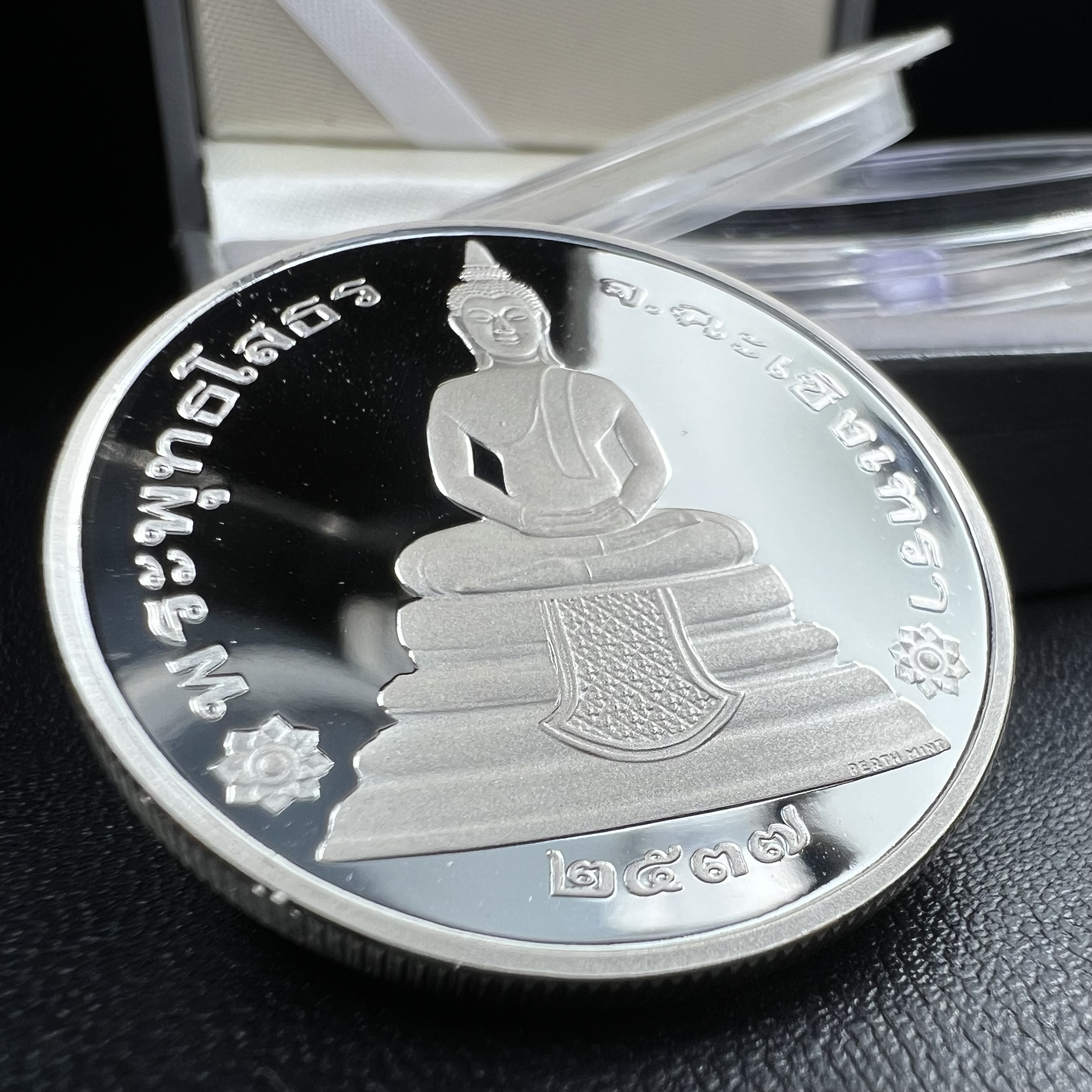 เหรียญพระพุทธโสธร รุ่นนานาชาติ(รุ่นแรก) วัดโสธรวรารามวรวิหาร ปี 2537 พิมพ์โสธรสองหน้า เนื้อเงินขัดเงา ขนาด 3.2 มม. จากโรงงานกษาปณ์เพิร์ธ ประเทศออสเตรเลีย(PERTH MINT AUSTRALIA) อันโด่งดังระดับโลก สภาพสวยพร้อมกล่องเดิมครบสมบูรณ์ (1 ใน 5000 เหรียญ)