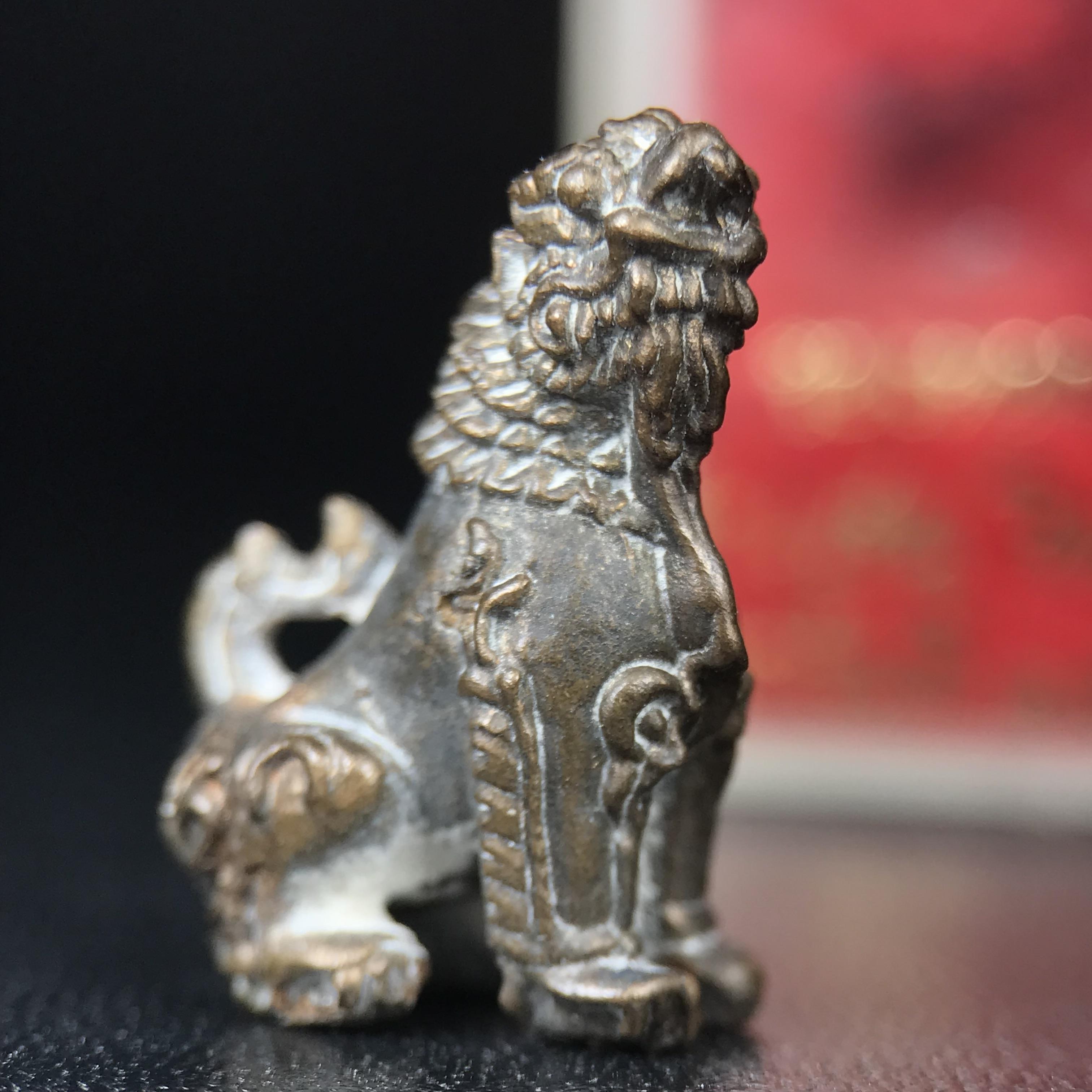 สิงห์เจ้าพ่อดำ วัดบุพพาราม จ.เชียงใหม่ ปี 2518 เนื้อนวโลหะ(ตอก 2 โค๊ต)หายาก(สภาพผิวเดิมสวยเดิมกล่องครบ) สิงห์รุ่นนี้มีพิธีดีมีเกจิอาจารย์ที่ร่วมปลุกเสกมากมาย****เครื่องราง ที่พระบาทสมเด็จพระเจ้าอยุ่รัชกาลที่ ๙ ทรงเสด็จฯประกอบพิธีด้วยพระองค์เอง