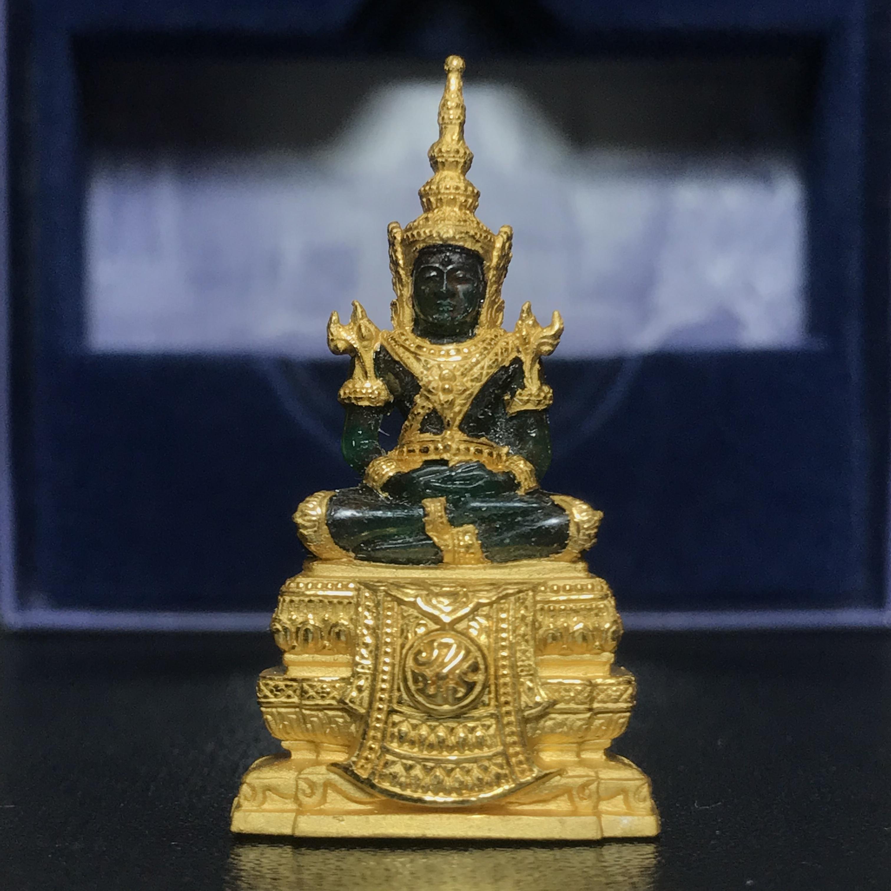 พระแก้วมรกต ภปร. ปี2547 จัดสร้างโดย รพ.ภูมิพลฯ เนื้อเรซิ่นหุ้มทองคำลอยองค์ หน้าตัก 1/2 นิ้ว