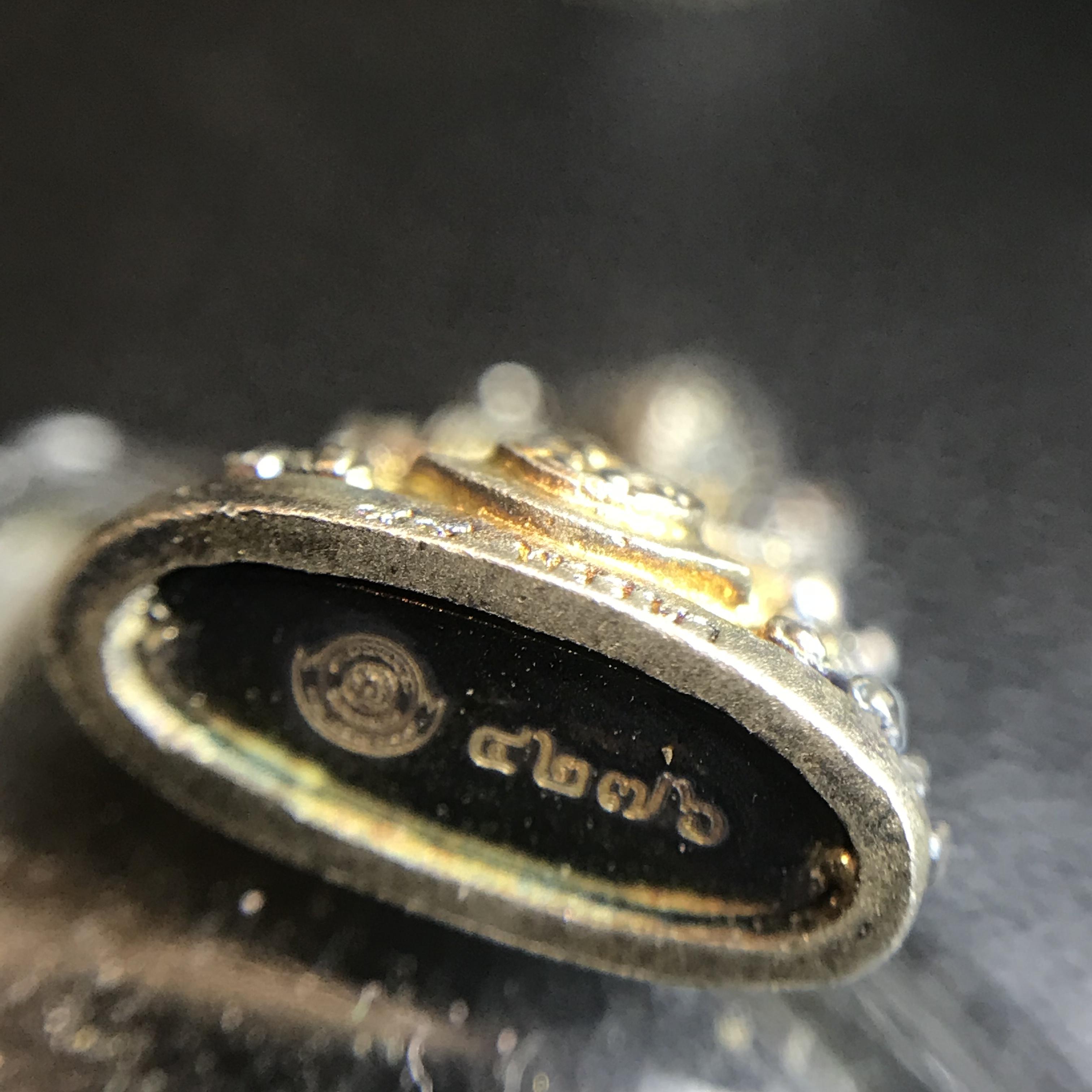 พระพุทธชินราช(จำลอง) ภปร 84 พรรษา เนื้อเงินชุบทองคำขาว พิมพ์เล็กขนาดหน้าตัก 1/4 นิ้ว สภาพผิวเดิมขึ้นผิวรุ้งสวยงาม