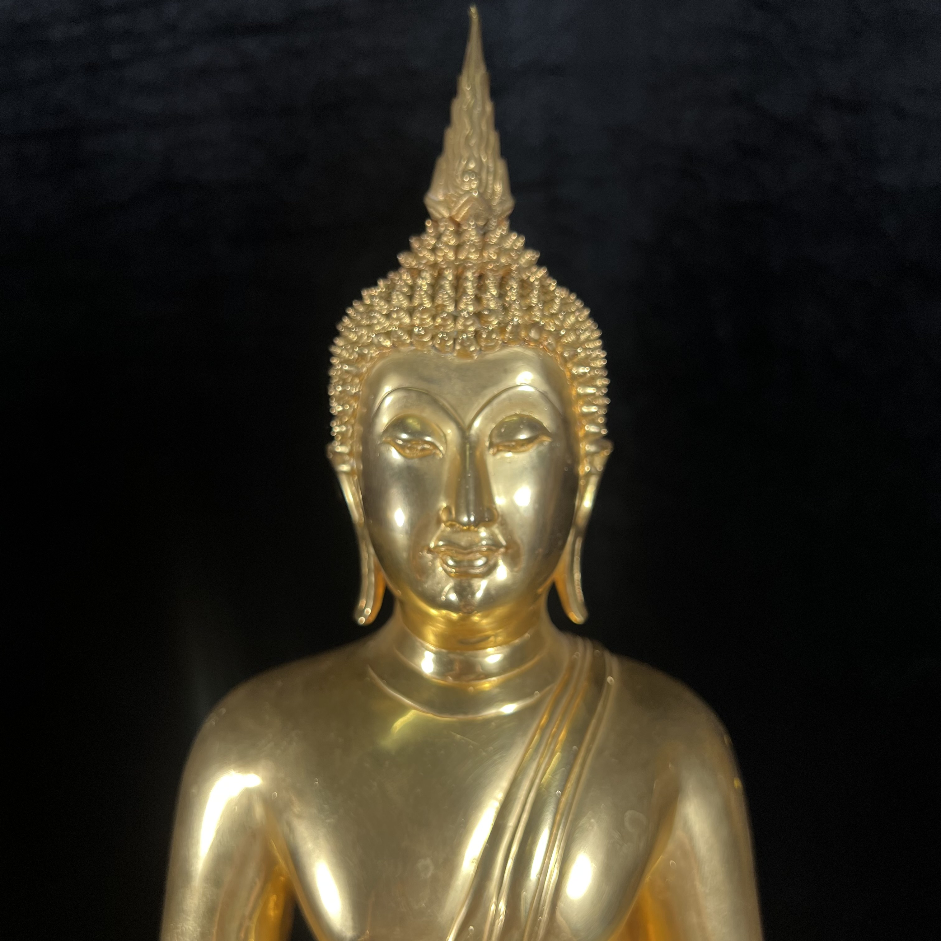 พระบูชาพระพุทธศิรมงคล ภปร. วัตถุมงคลคุ้มเกล้า ปี 2524 ของมูลนิธิคุ้มเกล้า โรงพยาบาลภูมิพลจัดสร้าง ขนาดหน้าตัก 9นิ้ว(ในหลวงรัชกาลที่9 ทรงจุดไฟพระฤกษ์และเททอง พิธีใหญ่)ยอดนิยมหายาก