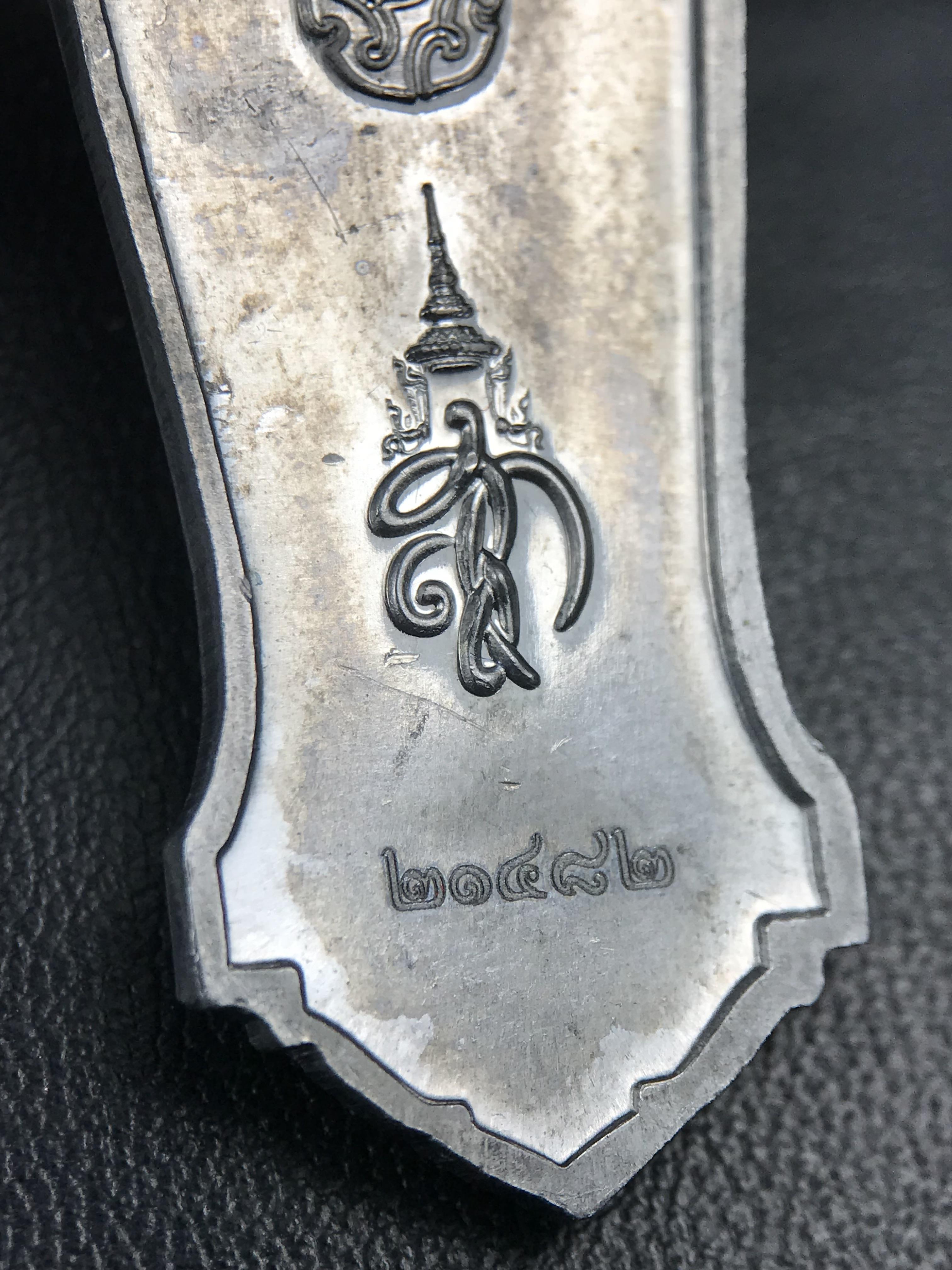 เหรียญที่ระลึกพระพุทธเมตตาประชาไทยไตรโลกนาถคันธารราฐอนุสรณ์ หลัง ภปร. และ สก. วัดทิพย์สุคนธาราม จ.กาญจนบุรี ปี 2558 เนื้อชิน(ตะกั่ว) ขนาดสูง 4.6 ซม. ที่ระลึก ร.9 พระชนมพรรษาครบ 7 รอบ และ สมเด็จพระราชินี พระชนมพรรษา 80 พรรษา พิธีใหญ่