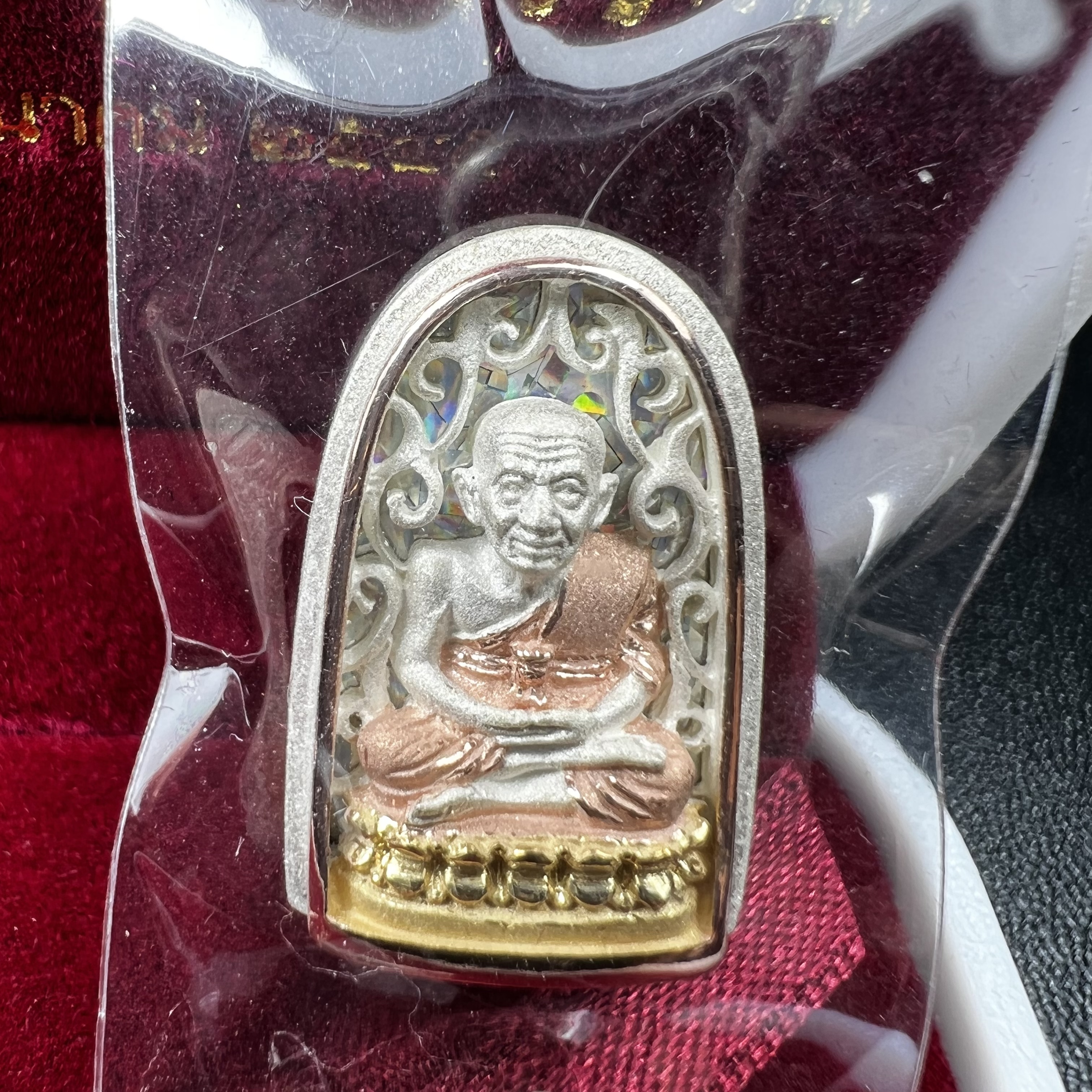 เหรียญหลวงพ่อทวด รุ่น มงคลบารมี วัดประสาทบุญญาวาส ปี 2545 เนื้อเงินสามกษัตริย์ พิมพ์ทรงพระรอด(ขนาด 2.2*1.5 ซม.)ฉลุลายฉากพื้นหลังสามมิติเปลือกหอยมุกสวยงาม ตอกโค๊ต ก(กรรมการ)พร้อมกล่องบรรจุเดิม