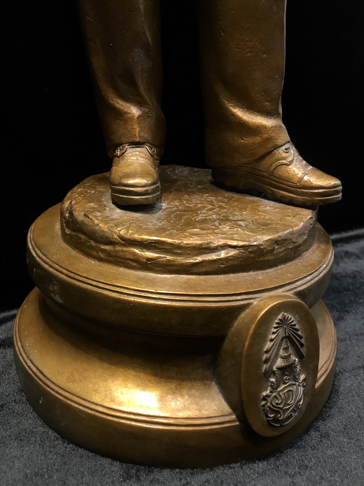 รูปหล่อพระบรมรูปพระบาทสมเด็จพระเจ้าอยู่หัว “ทรงงาน” เนื่องในโอกาสเฉลิมพระชนมพรรษา 86 พรรษา 5 ธันวาคม 2556 (ในหลวงท่านทรงดำริให้จัดสร้าง และ ตรวจงานด้วยพระองค์เอง)