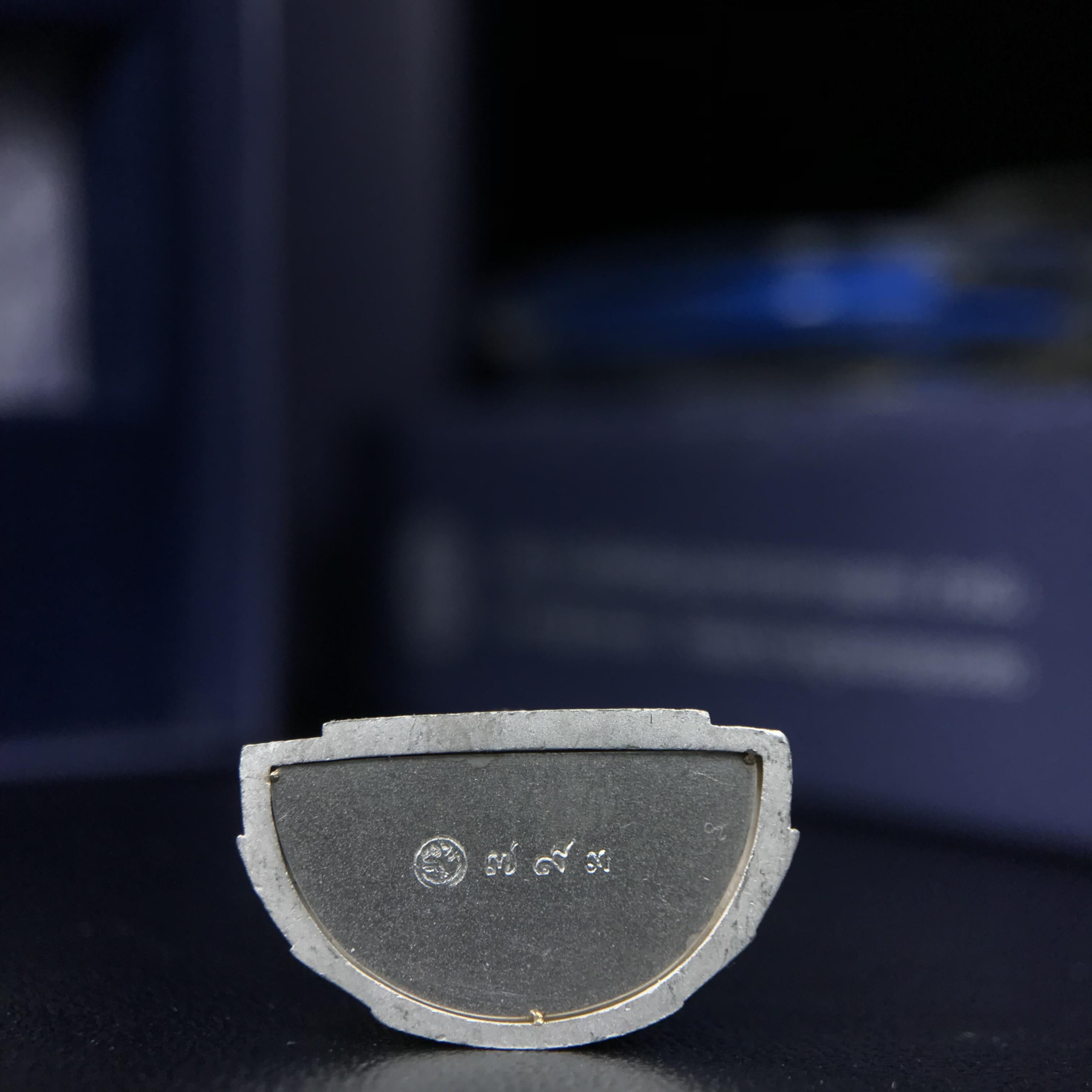 พระแก้วมรกต ภปร. ปี 2547 จัดสร้างโดยโรงพยาบาลภูมิพลอดุลยเดช เนื้อเงิน ลอยองค์ หน้าตัก 1/2 นิ้ว พิธีมหามังคาภิเษก ณ พระอุโบสถวัดพระศรีรัตนศาสดาราม(วัดพระแก้ว) งดงามทรงคุณค่าอีกหนึ่งรุ่นยอดนิยม หายาก(หมายเลขต้นๆหลักร้อย ๗๙๓)(1ใน3000องค์)