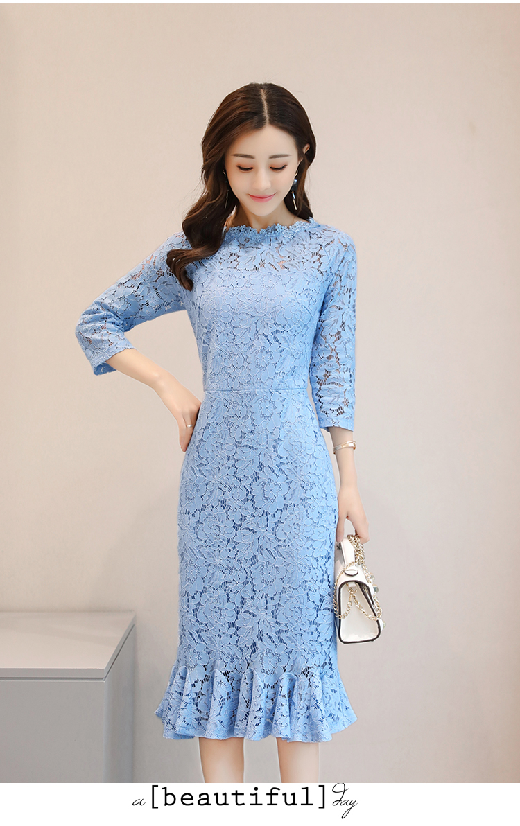ชุดเดรสสั้นผ้าลูกไม้สีฟ้า คอกลม ทรงเข้ารูป ริมกระโปรงตกแต่งระบายสวย