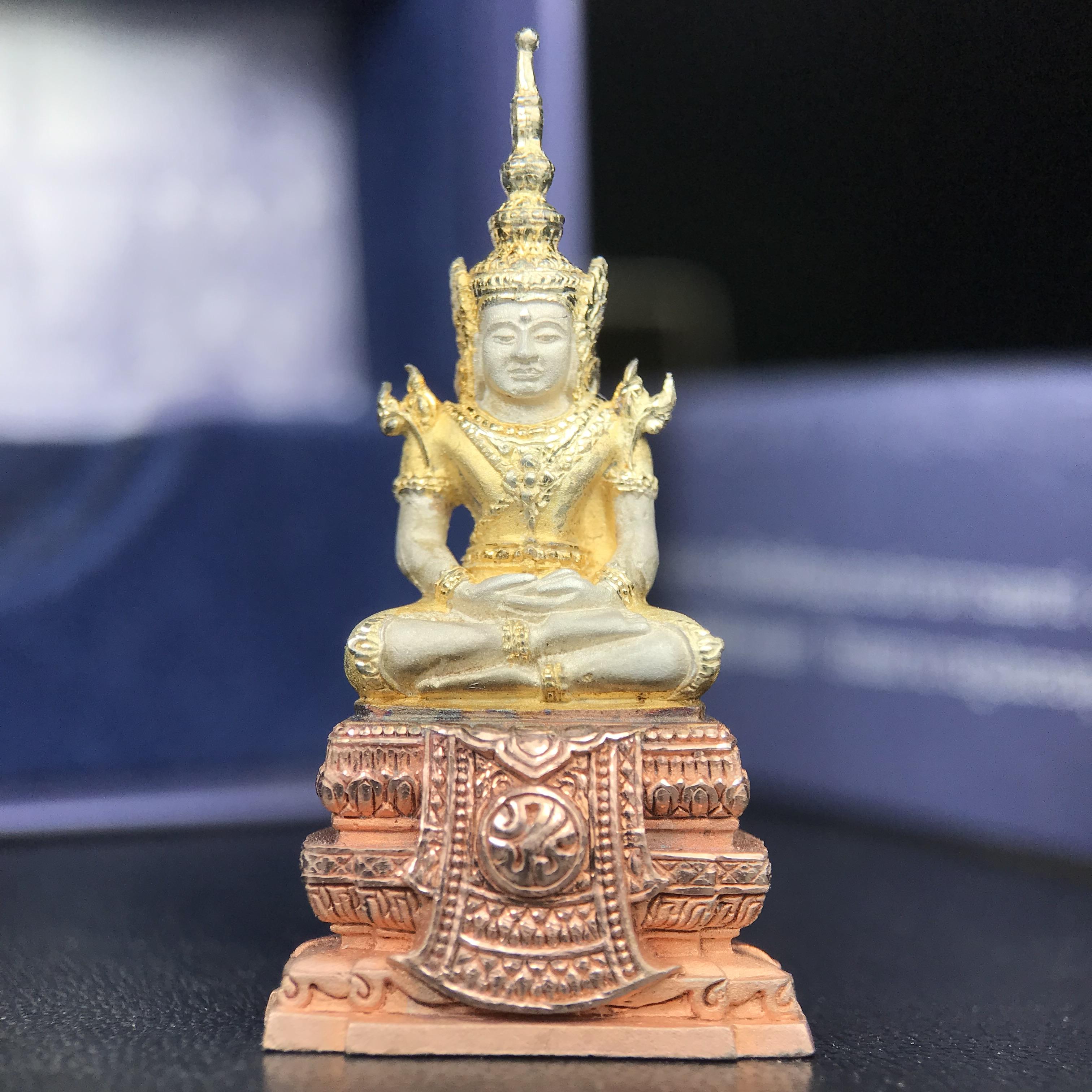 พระแก้วมรกต ภปร. ปี 2547 จัดสร้างโดยโรงพยาบาลภูมิพลอดุลยเดช เนื้อเงิน(3 กษัตริย์) ลอยองค์ หน้าตัก 1/2 นิ้ว สูง 3.7 ซม.พิธีมหามังคาภิเษก ณ พระอุโบสถวัดพระศรีรัตนศาสดาราม(วัดพระแก้ว) งดงามทรงคุณค่าอีกหนึ่งรุ่นยอดนิยม หายาก(องค์หมายเลข ๑๔๑๖)