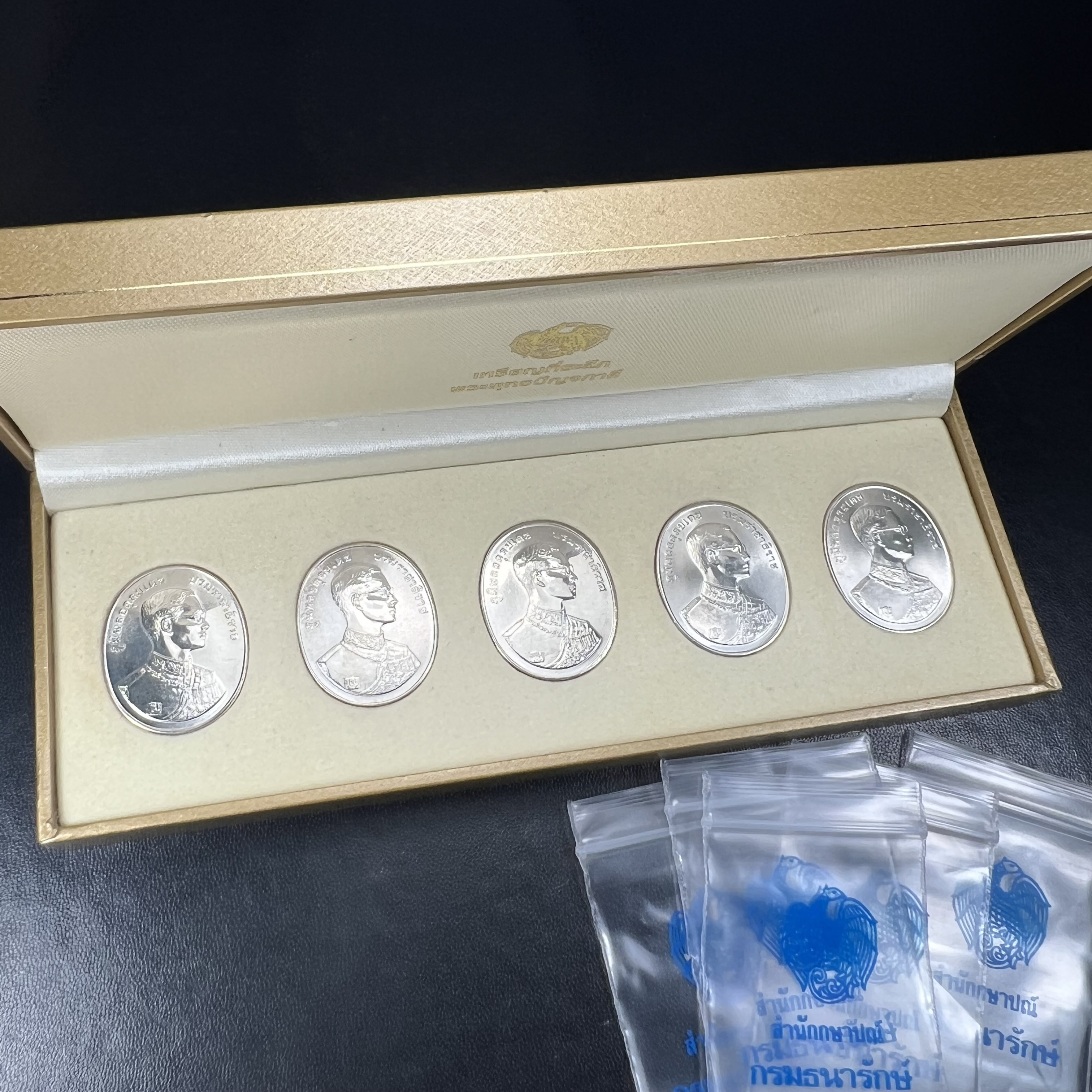 ชุดเหรียญพระพุทธปัญจภาคี ปี 2539 ครบชุด 5 เหรียญ พิมพ์ใหญ่ขนาดสูง 3 ซม. เนื้อเงิน โค๊ต ง.(เงิน) บล็อกกษาปณ์ พร้อมกล่องบรรจุซีนซองเดิมครบสภาพสวย เนื่องในมหามงคลวโรกาสที่ในหลวงรัชกาลที่ 9 ทรงครองสิริราชสมบัติครบ 50ปี พิธีใหญ่ ณ พระอุโบสถวัดพระแก้ว
