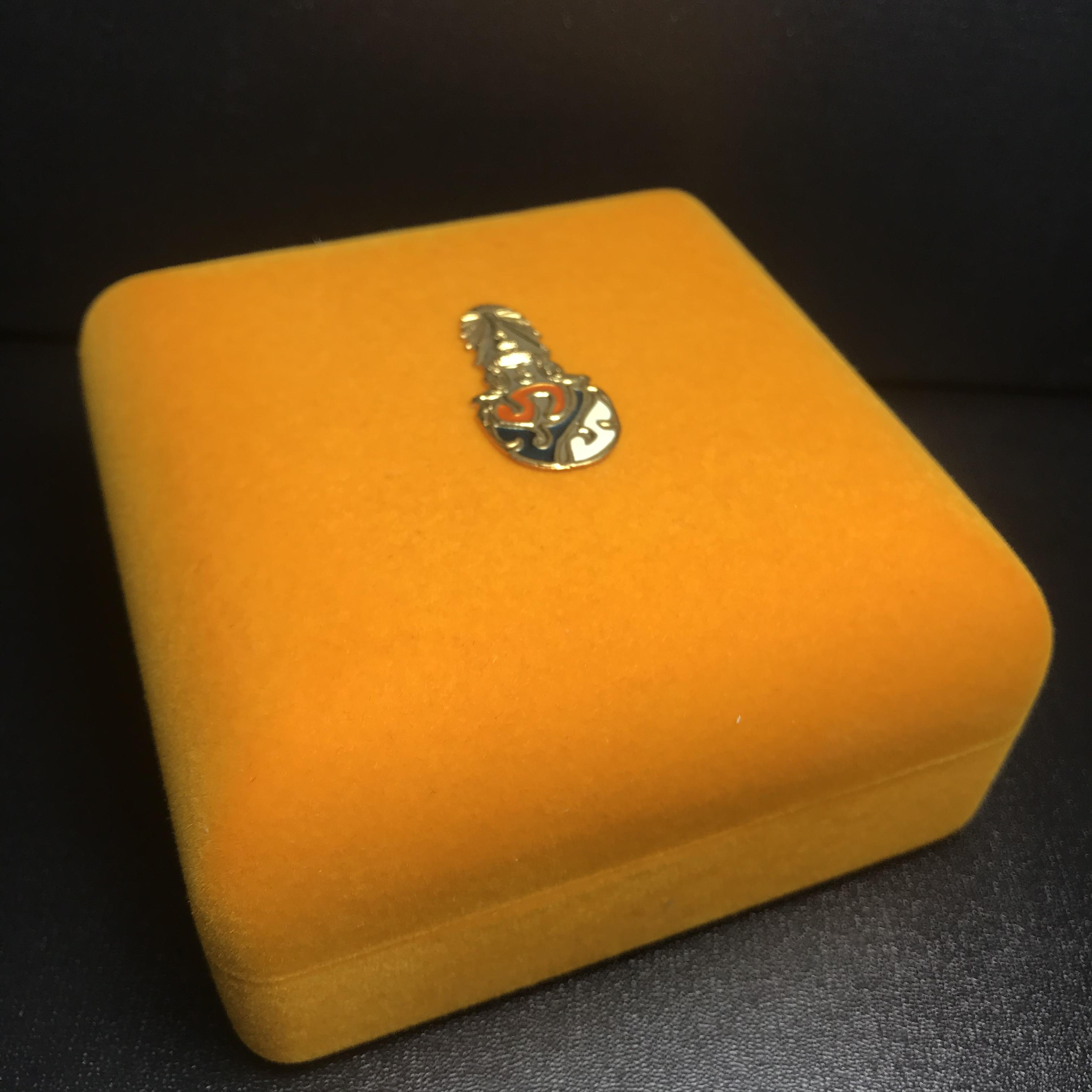 พระหลวงปู่ทวด ภปร.ปี2547 (พระชุดกรรมการ)ทรงกลีบขนุน เนื้อผงสมเด็จฯ(โรยผงตะไบ ชนวนเก่า) เลี่ยมกรอบเนื้อเงินแท้(95%)