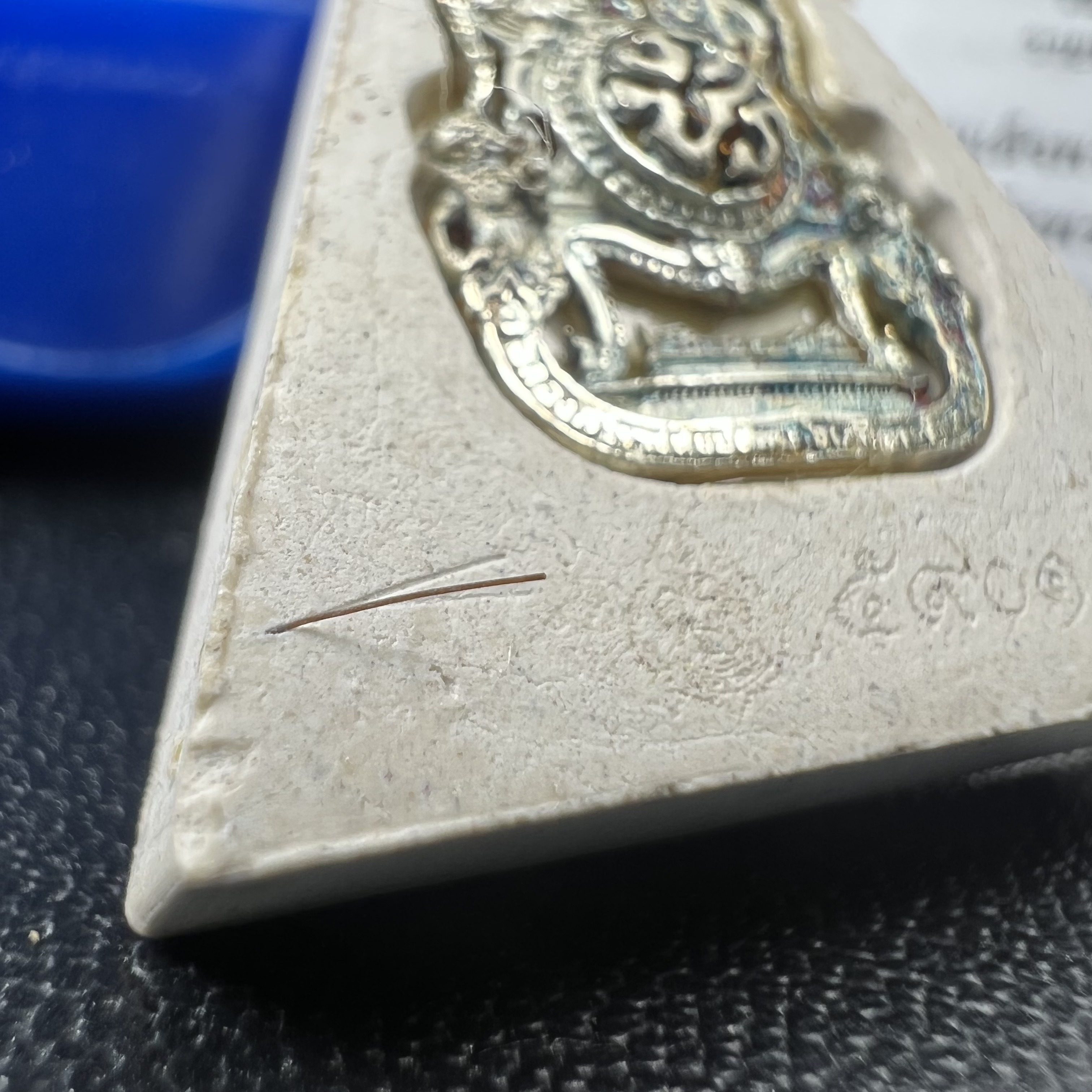 พระแก้วมรกต(จำลอง)ทรงเครื่องฤดูร้อน พระผงบูชา ด้านหน้าปิดทอง ด้านหลังตราฉลองสิริราชสมบัติครบ 60ปี เนื้อเงินขึ้นสีรุ้งธรรมชาติสร้างสรรค์งดงาม(รุ่นนี้ได้พระราชทานเส้นพระเจ้า(เส้นผม)รัชกาลที่9ในการจัดสร้าง)***องค์นี้พิเศษมองเห็นเส้นผมติดอยู่ด้านหลังชัดเจน***