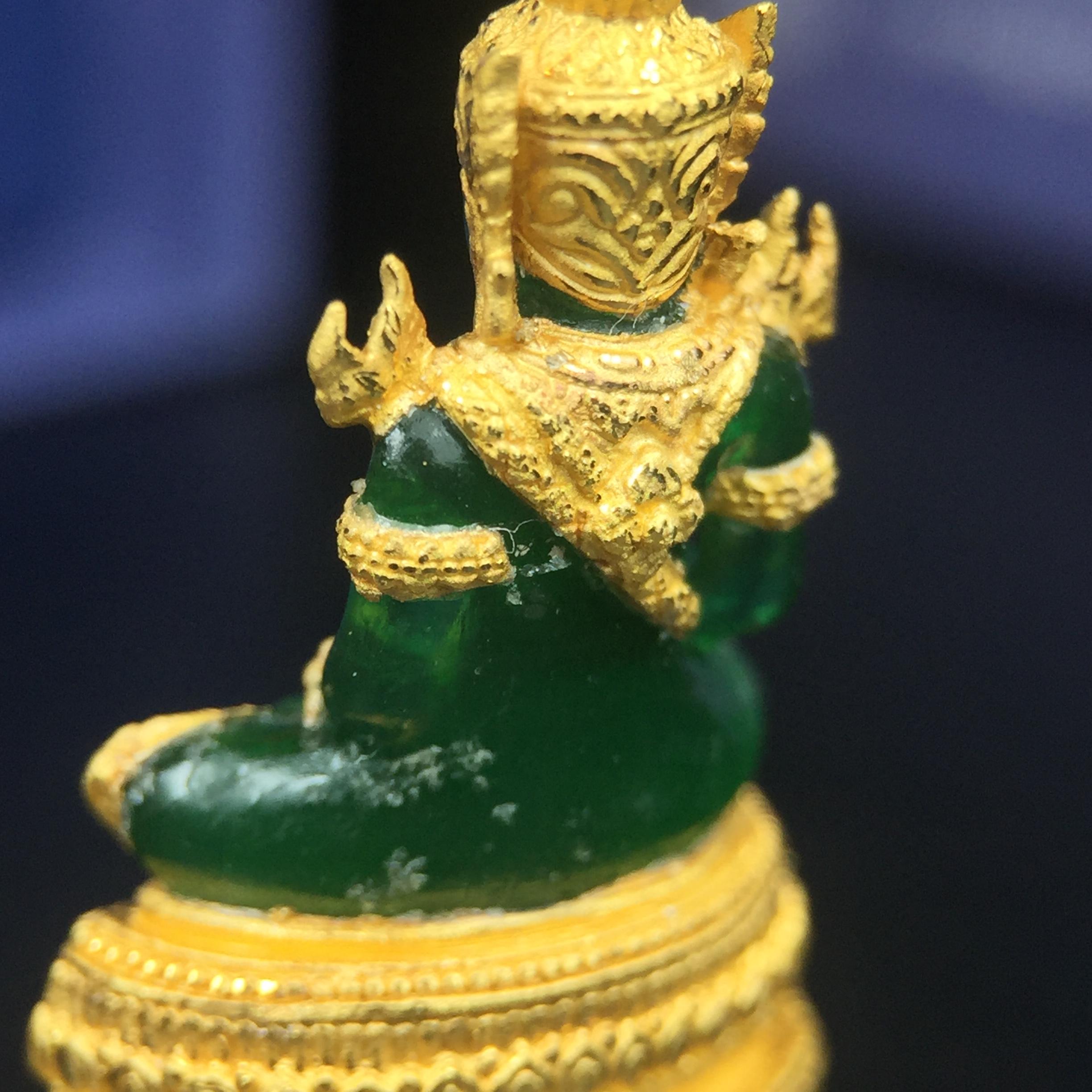 พระแก้วมรกต ภปร. จัดสร้างโดย รพ.ภูมิพลฯ ปี2547 ลอยองค์ขนาดหน้าตัก 1/2 นิ้ว เนื้อเรซิ่นหุ้มทองคำ99.99 งดงามทรงคุณค่าอีกหนึ่งรุ่นยอดนิยม หายาก