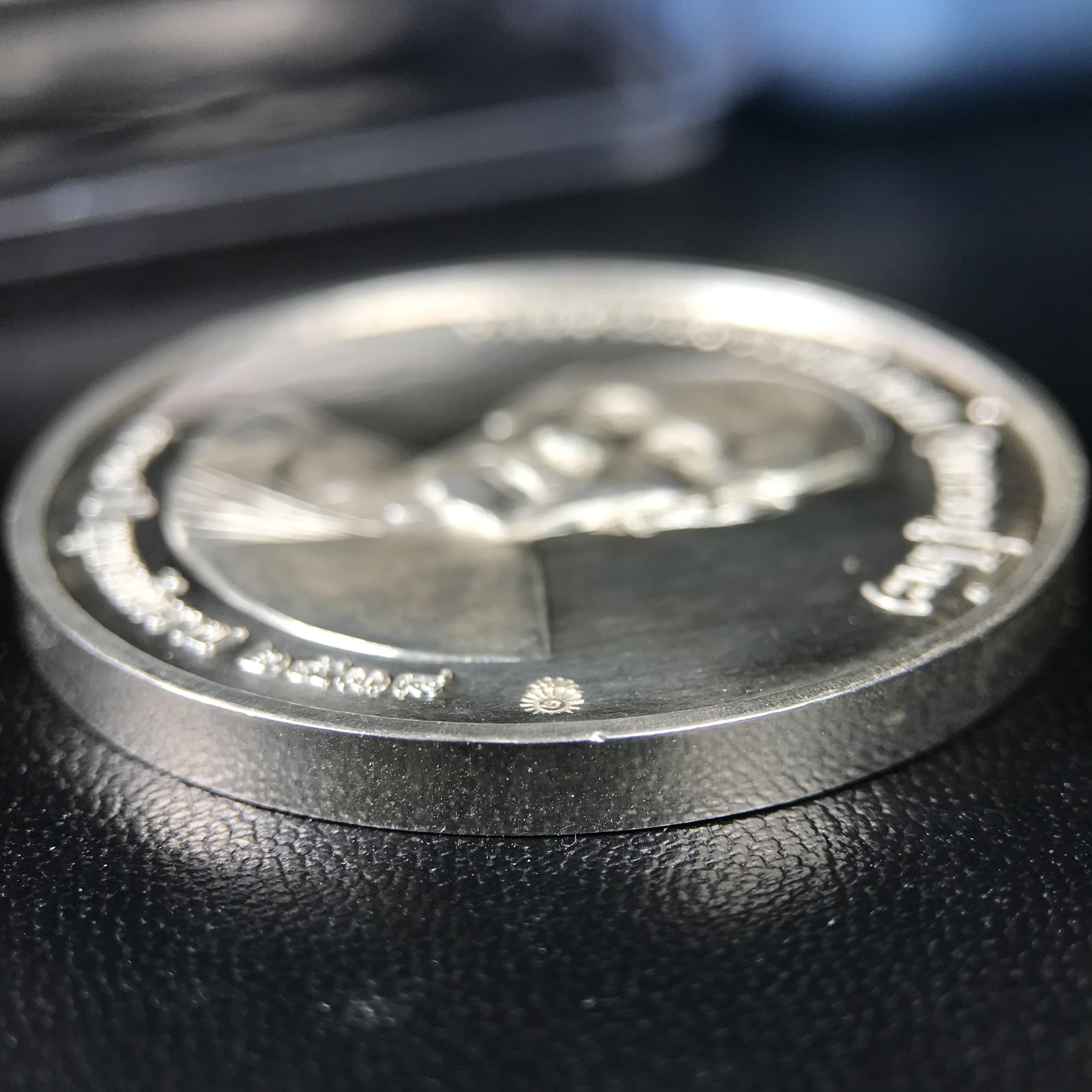 เหรียญรูปเหมือนพระราชสังวราภิมณฑ์(หลวงปู่โต๊ะ)ที่ระลึก ครบ 108 ปี วัดประดู่ฉิมพลี ปี 2538 ด้านหลังพระราชทานพระนามาภิไธยย่อ ภปร. และ สก. เนื้อเงินขัดเงา เหรียญกลมใหญ่ขนาด 3.5 ซม.สภาพสวยเดิมกล่องบรรจุเดิมครบสมบูรณ์และหายาก