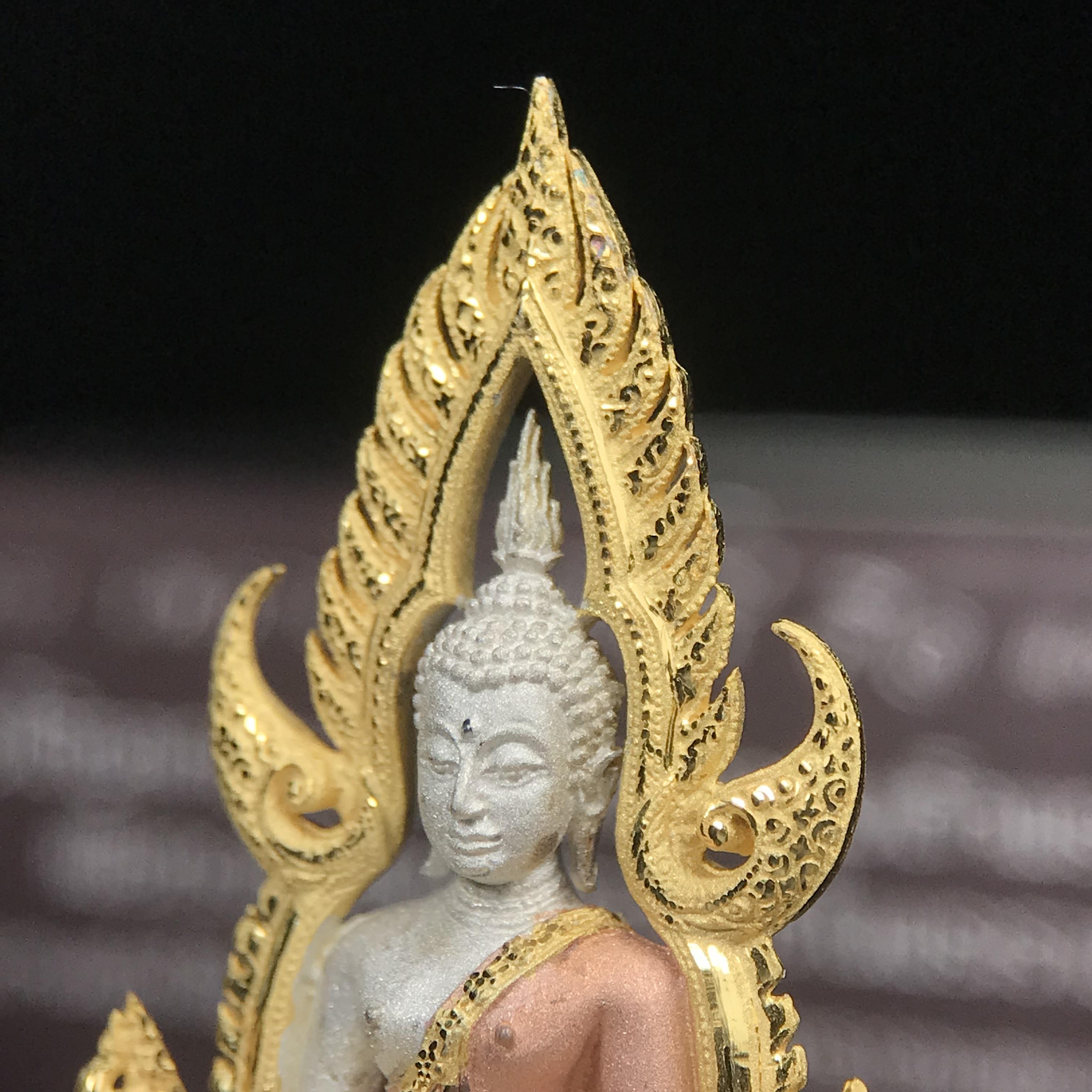 พระพุทธชินราช ภปร. โครงการ "เพราะแผ่นดินนี้ คือ แผ่นดินเกิด" ปี 2548(รุ่นแรก) ลอยองค์เนื้อเงินสามกษัตริย์ หน้าตัก 1/2 นิ้ว (ขนาด 3.5 x 2.5 ซม.) พุทธศิลป์งดงามทรงคุณค่า รุ่นยอดนิยม(องค์หมายเลข ๘๘๔๖)