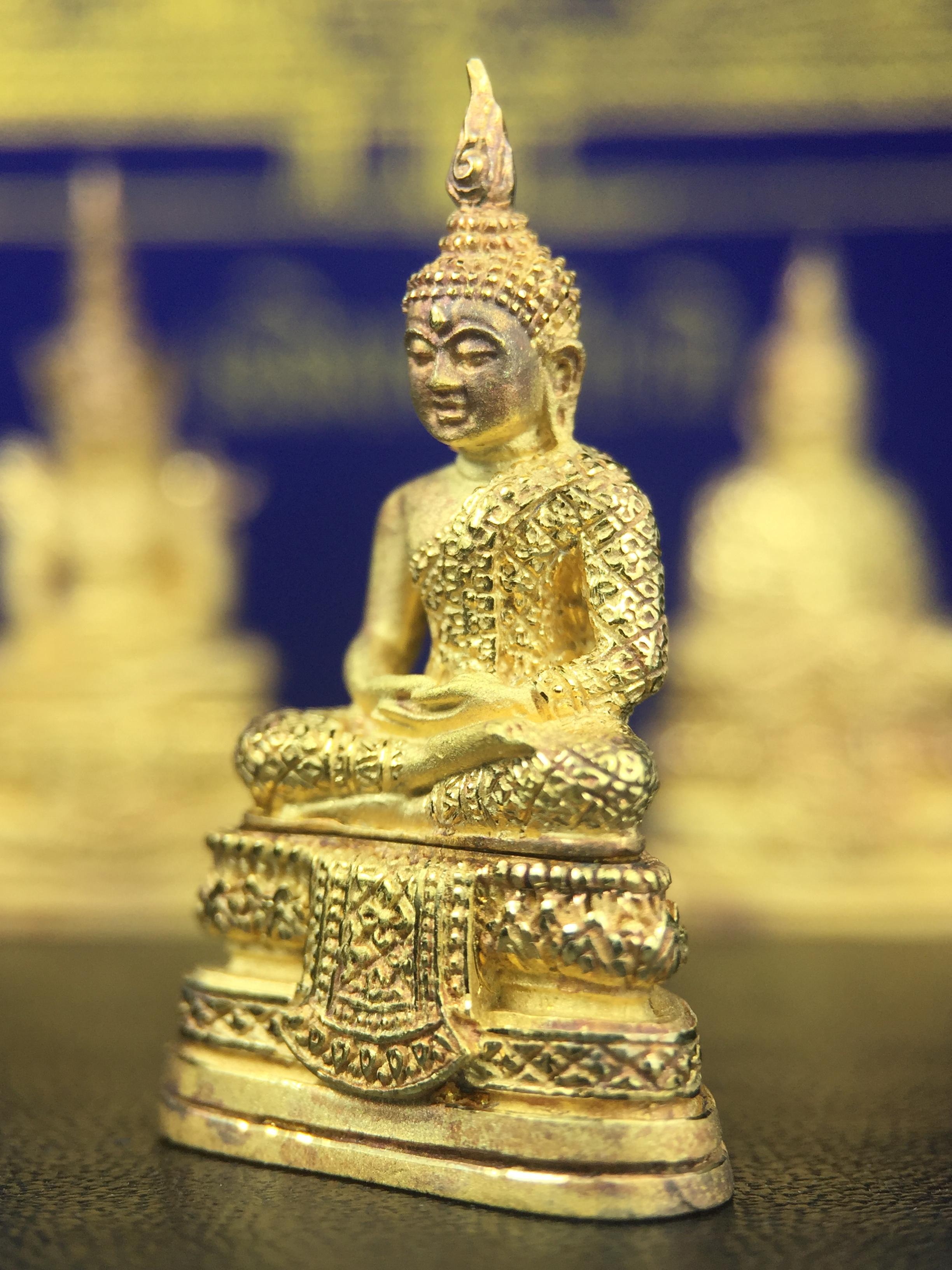 พระพุทธมหามณีรัตนปฎิมากร(พระแก้วมรกต)รุ่น เฉลิมพระเกียรติ วัดพระศรีรัตนศาสดารามราม(วัดพระแก้ว) ปี2543 เนื้อเงินชุบทองพ่นทรายขัดเงาบางส่วน พิมพ์ใหญ่ลอยองค์ ชุด 3 ฤดู ตอกโค๊ตหมายเลขเดียวกันทั้ง3องค์ ชุดหมายเลข( ช147)สภาพผิวสวยดุจทองคำกล่องบรรจุเดิมครบ