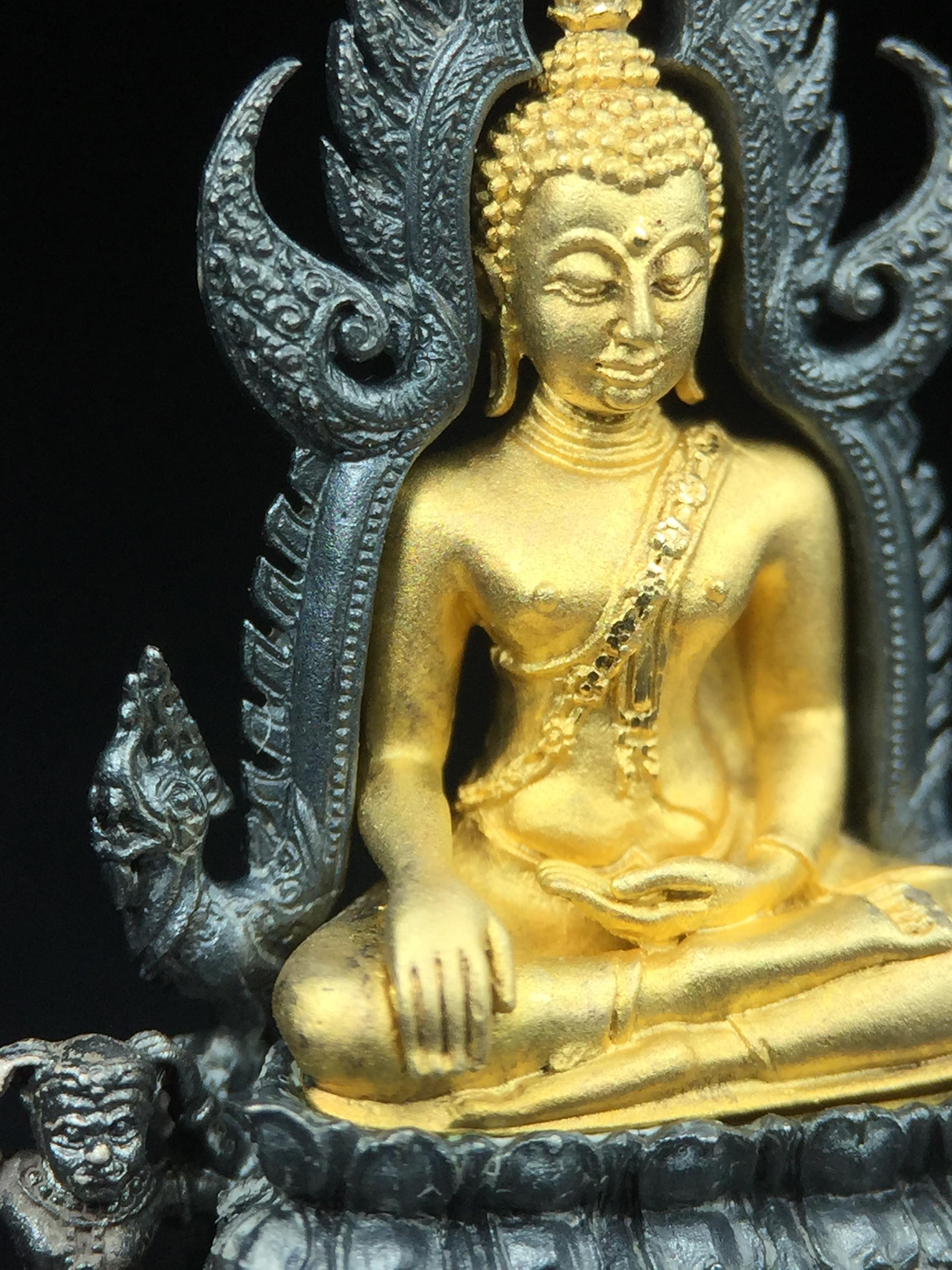 พระพุทธชินราช ภปร. โครงการ เพราะแผ่นดินนี้คือแผ่นดินเกิด เนื้อเงินชุบทองคำซุ้มรมดำ ปี2551 ขนาดหน้าตัก1/2นิ้ว(3.5*2.5 ซม.) (สวยงามหายาก)1ใน 5000 องค์