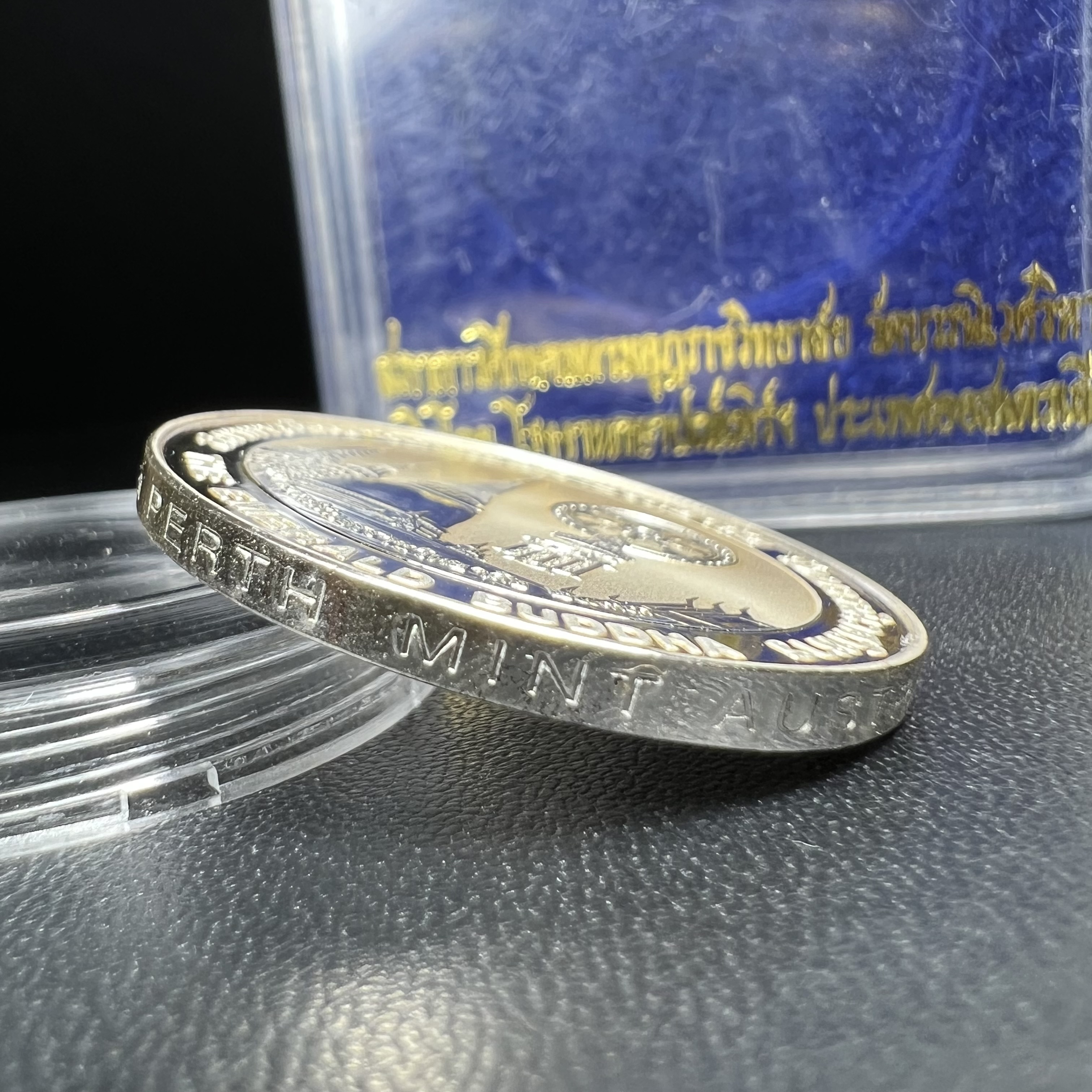 เหรียญพระแก้วมรกต ทรงเครื่องฤดูร้อน หลัง สธ.รุ่นเฉลิมพระเกียรติ สภาการศึกษามหามกุฏราชวิทยาลัย วิทยาเขตสิรินธรราชวิทยาลัย วัดบวรนิเวศวิหาร ปี 2537 เนื้อเงินขัดเงาสามมิติ 99.90%(หายากพบเจอน้อย) ขนาด 3.2 ซม. ผลิตโดย โรงงานกษาปณ์เพิร์ธ ประเทศออสเตรเลีย