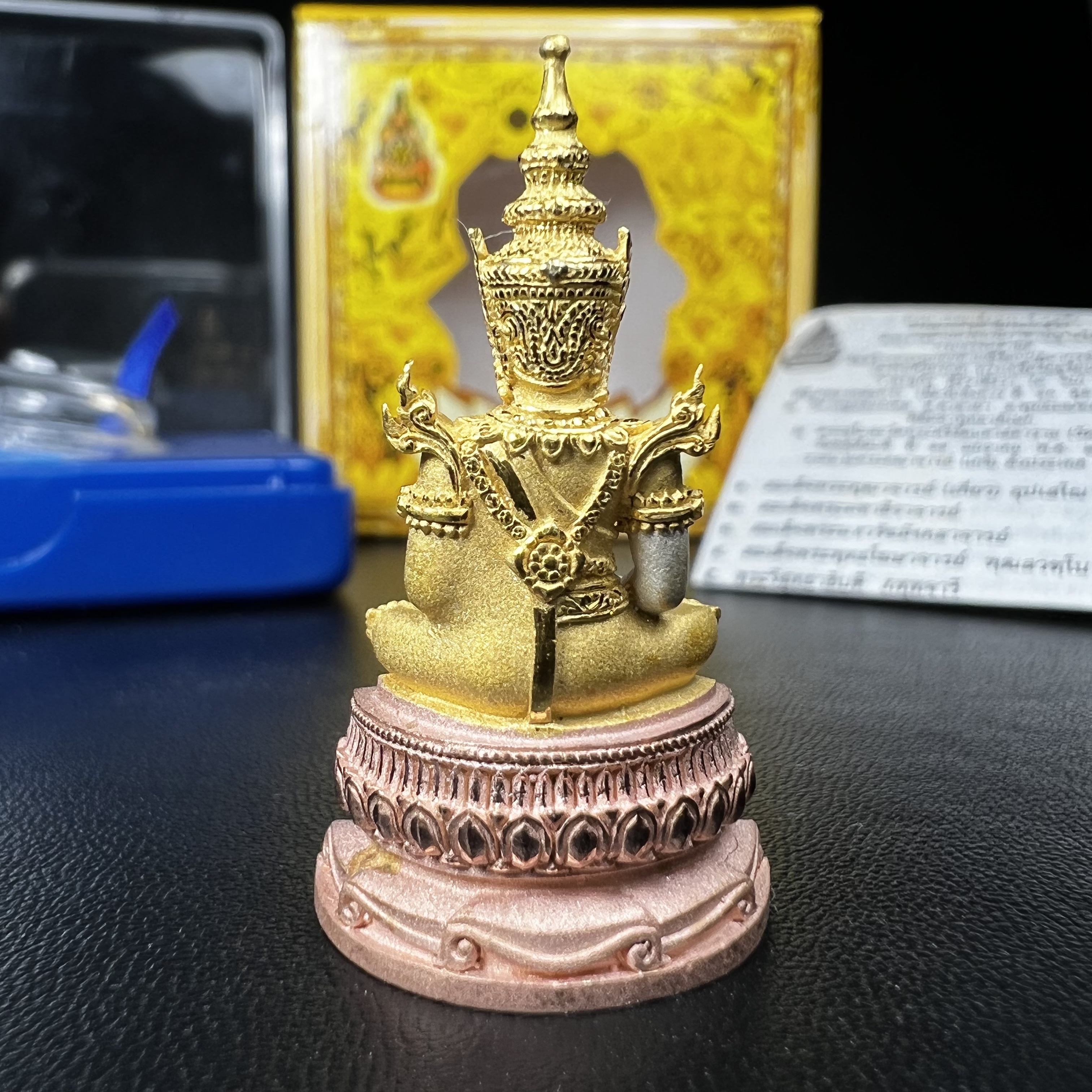 พระแก้วมรกต(จำลอง)ลอยองค์ ขนาดหน้าตัก 1/2 นิ้ว ทรงเครื่องฤดูร้อน เนื้อเงินสามกษัตริย์ ตราสัญลักษณ์ฉลองสิริราชสมบัติ ครบ 60 ปี พ.ศ.2549(สภาพสวย ครบ สมบูรณ์)