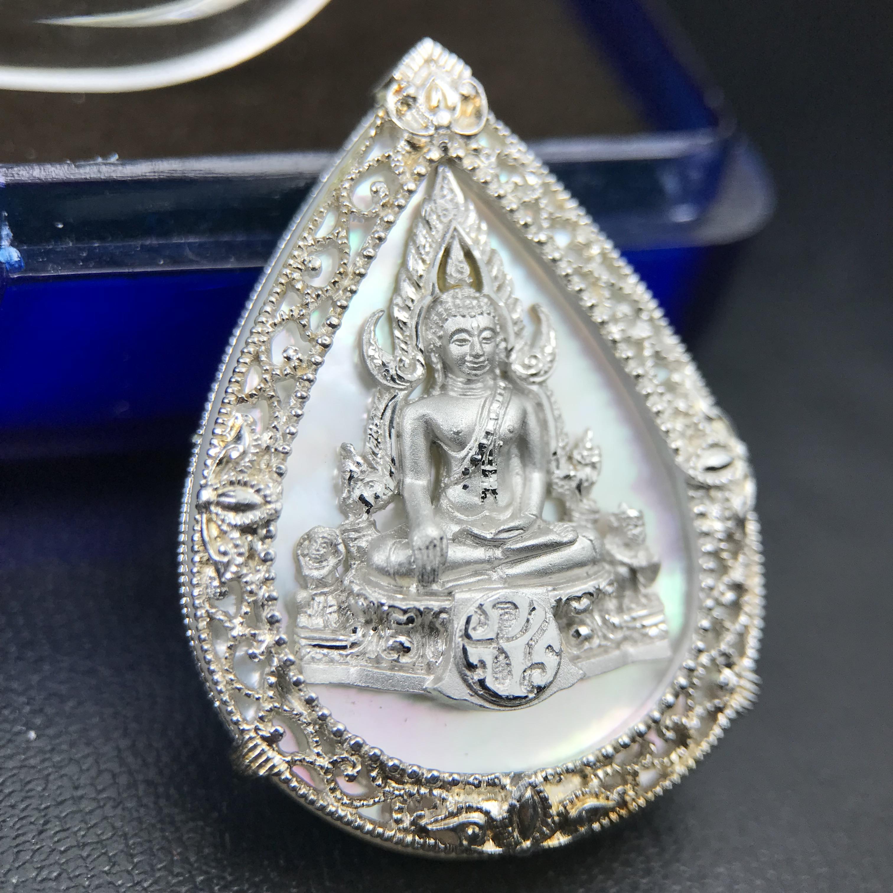 เหรียญพระพุทธชินราช ภปร. โครงการ เพราะแผ่นดินนี้คือแผ่นดินเกิด ปี 2551 รูปหยดน้ำ เนื้อเงินชุบทองคำขาว(ล้อมด้วยกรอบเงินชุบทองคำขาวสลักเสลาเป็นลวดลายละเอียดอ่อน ส่วนพื้นองค์พระเป็นเปลือกหอยมุขสวยงดงาม )(ขนาด 21 x 29 มม.) (สวยงามหายาก)1ใน5000องค์