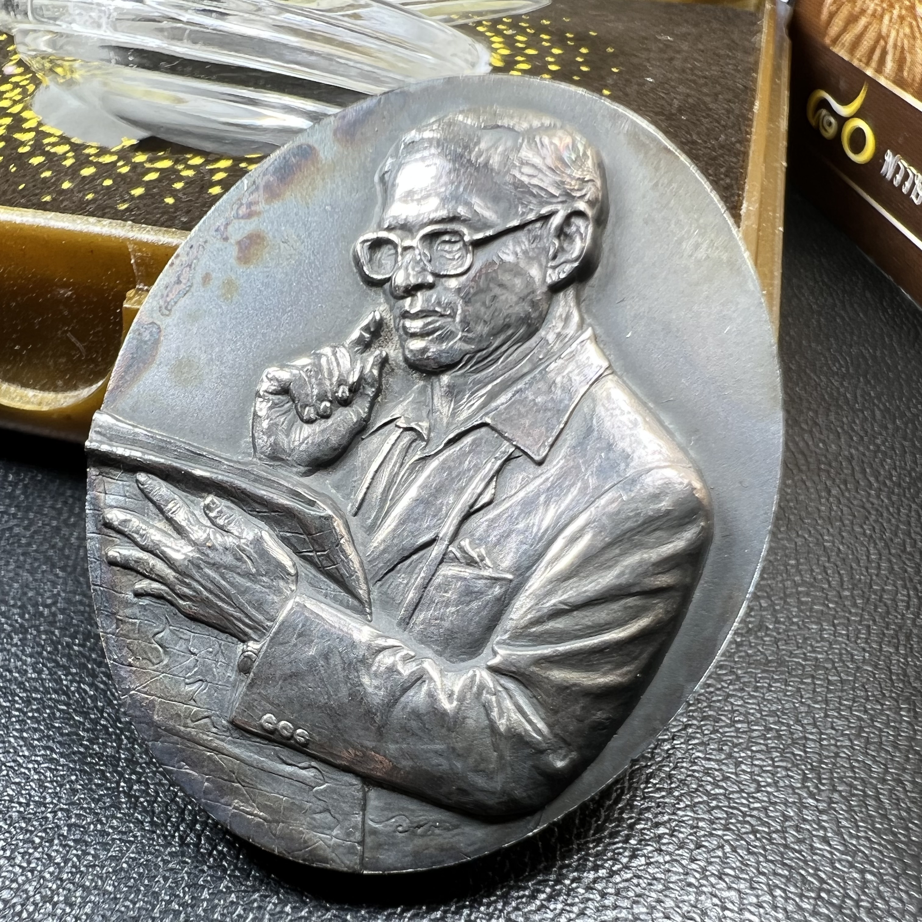 เหรียญรูปหล่อพระบาทสมเด็จพระเจ้าอยู่หัว ในหลวงทรงงาน “รุ่นเย็นศิระเพราะพระบริบาล 80พรรษา มหากษัตริย์คู่แผ่นดินสยาม” พ.ศ.2550 เนื้อเงินรมดำ(ขนาด 27*35 มม.) พร้อมกล่องบรรจุเดิมครบ