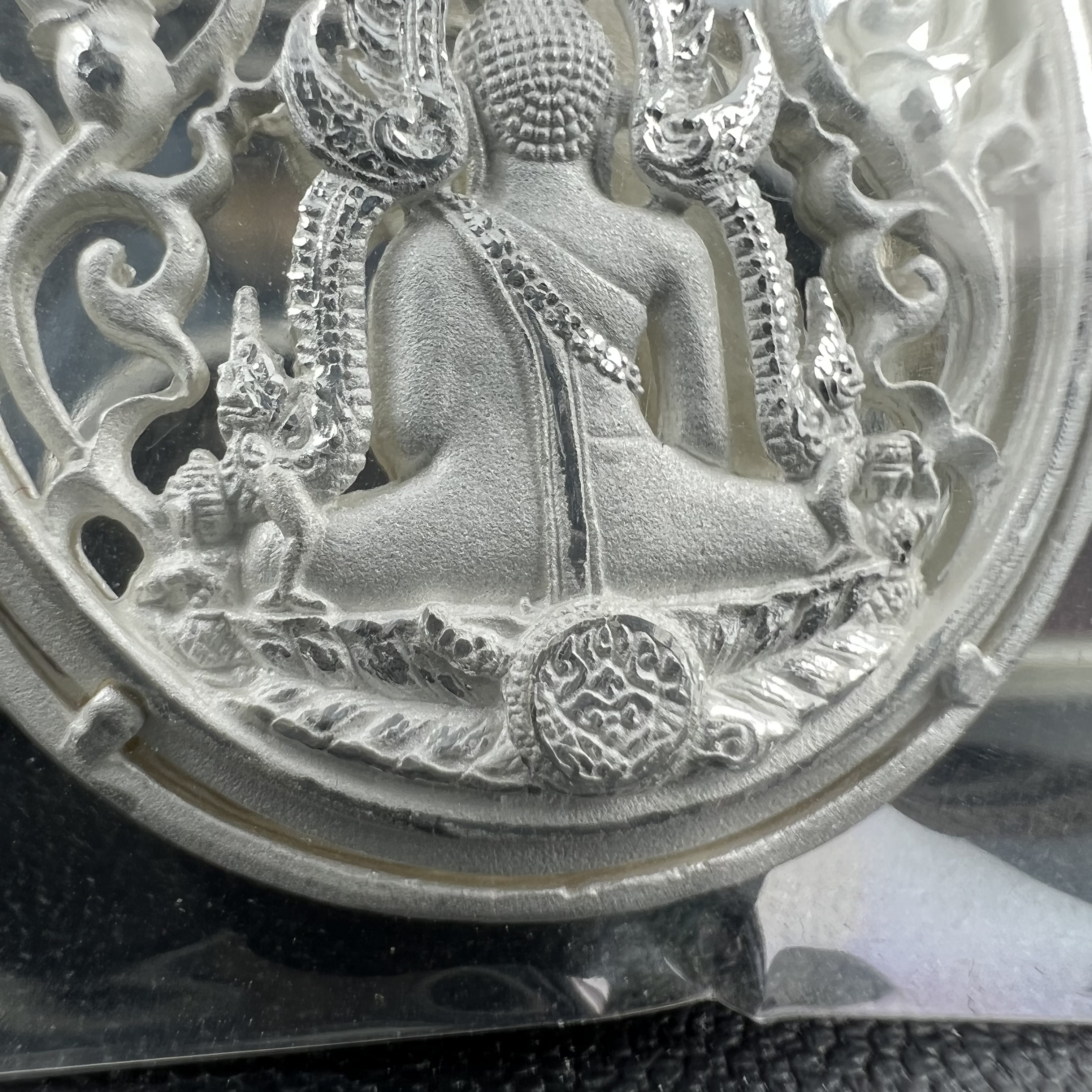 พระพุทธชินราช รุ่น ประวัติศาสตร์ มูลนิธิเพื่อตำรวจไทยจัดสร้าง ปี 2562 เนื้อเงินขัดเงา พิมพ์เหรียญรูปไข่ฉลุลายไทย พิมพ์ใหญ่ พระพุทธชินราช แบบจิวเวอร์รี่ (ขนาดสูง 2.9 ซม.) (สภาพ สวย ซีนซองเดิม กล่องบรรจุเดิมครบสมบูรณ์)