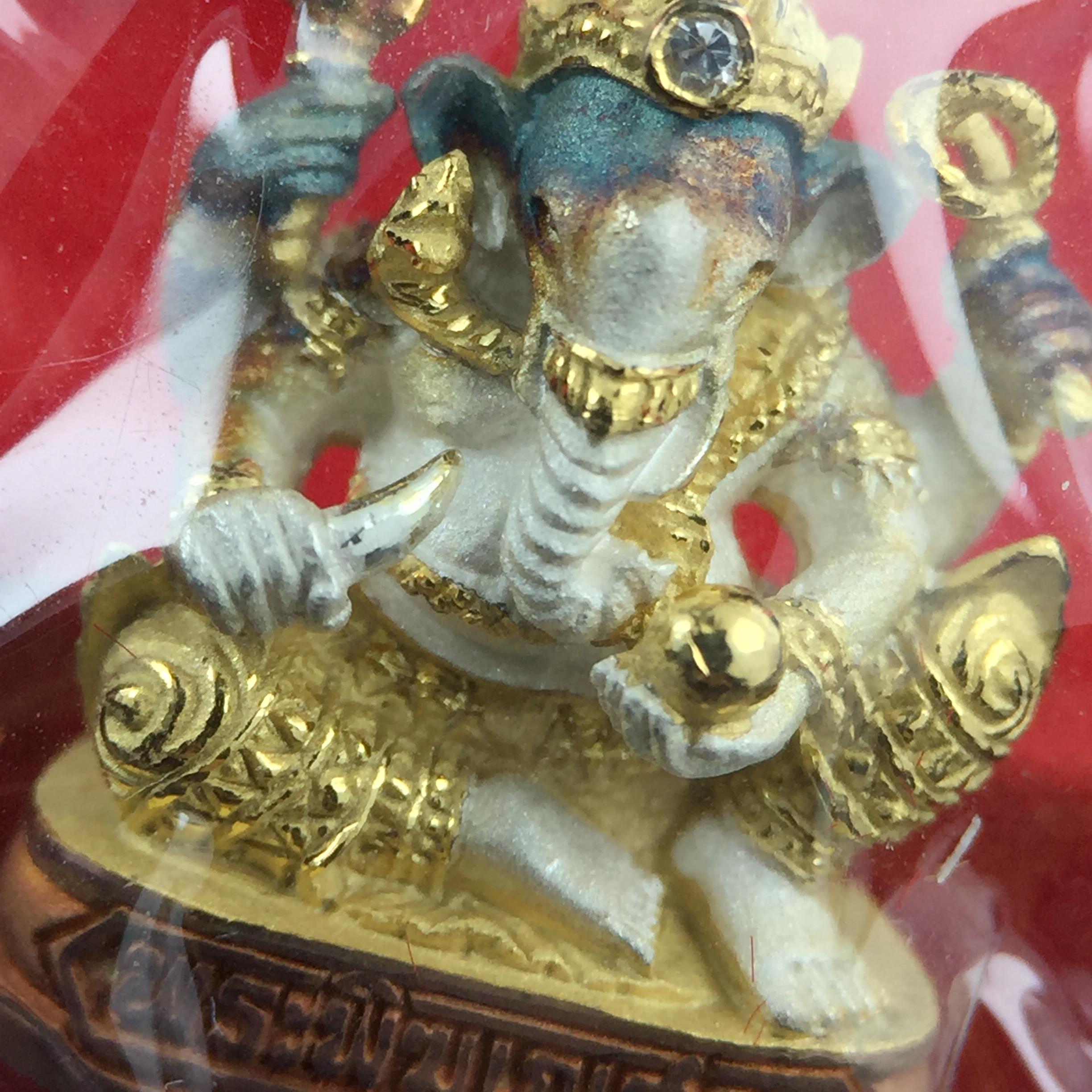 พระพิฆเณศวร วัดบวรนิเวศวิหาร ปี 2542 เนื้อเงินสามกษัตริย์พ่นทรายขัดเงาบางส่วน(ฝังพลอย1เม็ด)(ขนาด 2* 1.4 ซม.) สภาพสวยซีนซองเดิมพร้อมกล่องบรรจุเดิม ตอกโค๊ดหมายเลขกำกับ(ผิวเดิมขึ้นสีรุ้งธรรมชาติ สวย)(คัดสภาพสวยเดิม พิธีใหญ่ พุทธศิลป์งดงาม)