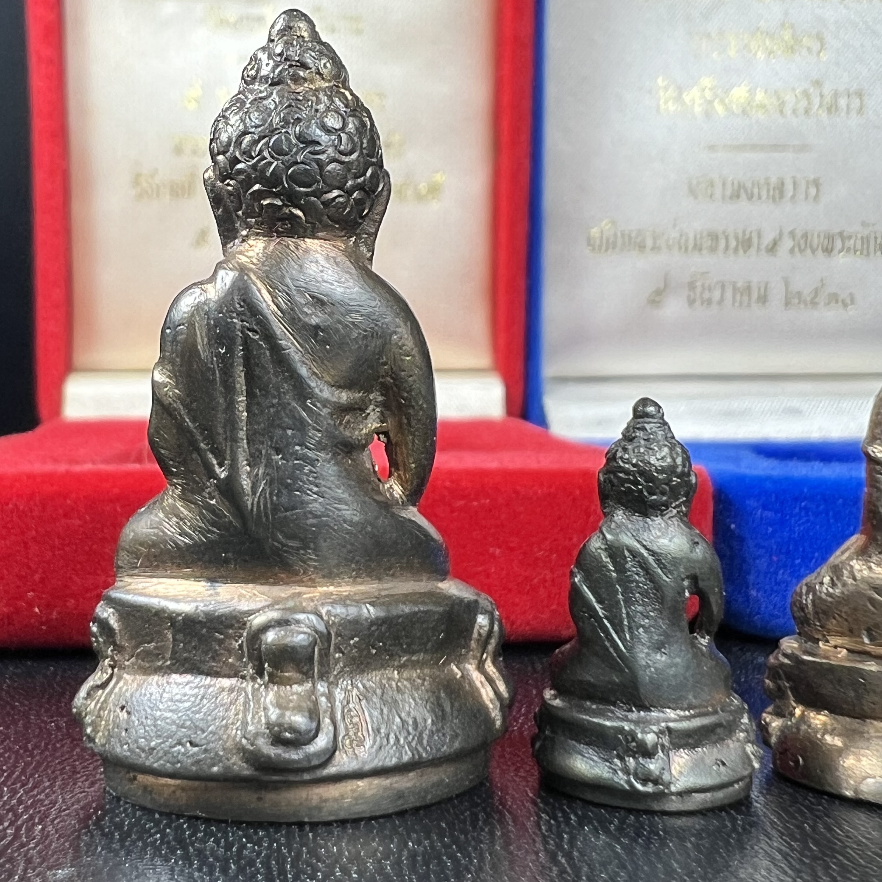 พระกริ่งคู่แฝดหายากมากที่จะมาคู่กันได้!! จัดสร้างในวาระพระบาทสมเด็จพระเจ้าอยู่หัวรัชกาลที่ 9 เจริญพระชนมพรรษา 5 รอบนักษัตริย์ พระกริ่ง-พระชัยวัฒน์ วัดบวรนิเวศวิหาร ปี 2530 + พระกริ่ง-พระชัยวัฒน์ นวราชบพิตร วัดตรีทศเทพ ปี 2530)(ในหลวงรัชกาลที่9เสด็จเททอง)