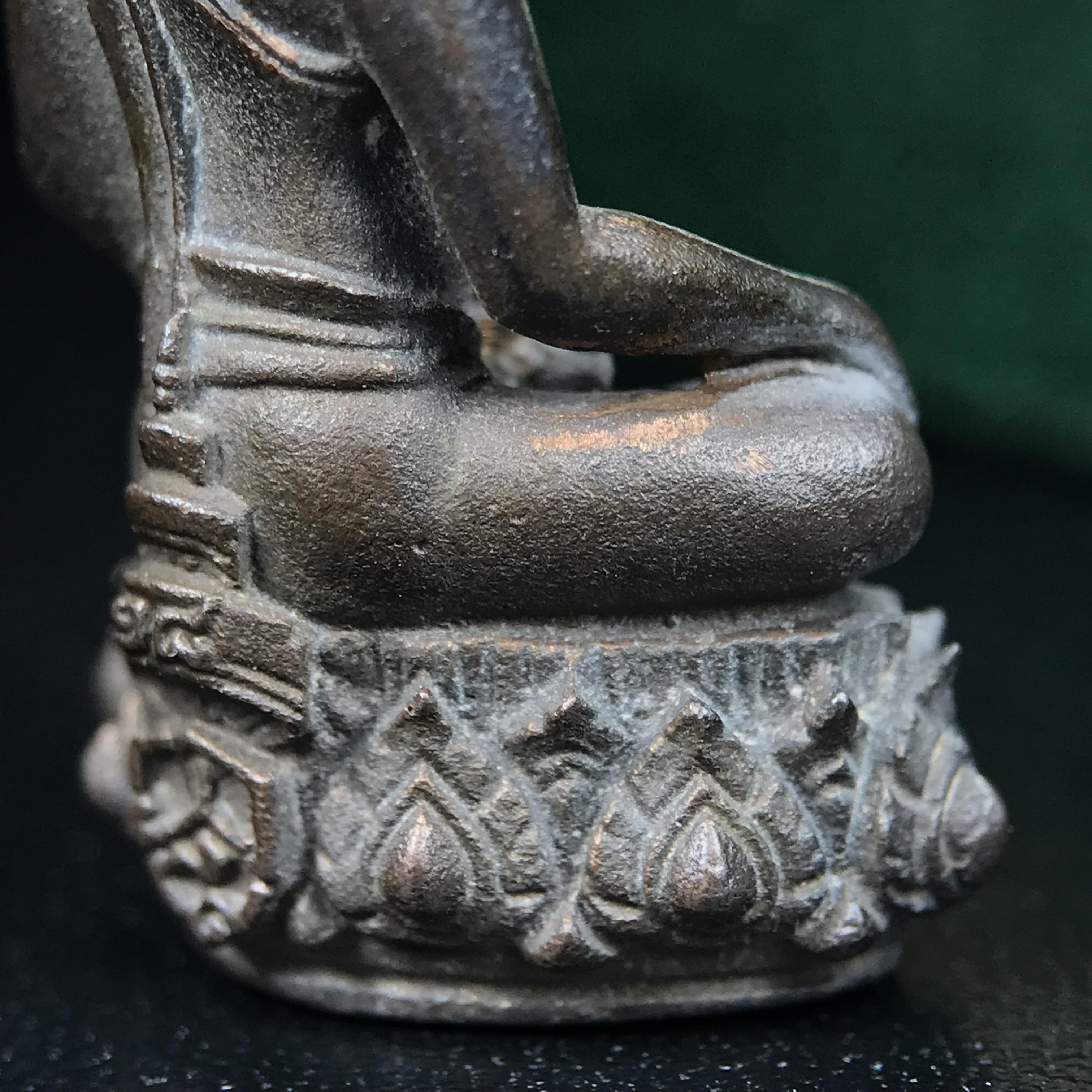 พระกริ่งวาสนา(รุ่นแรก) 80 พรรษา สมเด็จพระสังฆราช (วาสน์) วัดราชบพิธฯ ปี2521 เนื้อนวโลหะ(ตอกโค๊ตพระปิดตา) โดยมีหลวงปู่โต๊ะ วัดประดู่ฉิมพลีร่วมปลุกเสก พร้อมกล่องบรรจุเดิม(รุ่นแรก คอตั้งตรงได้สัดส่วน หายาก)