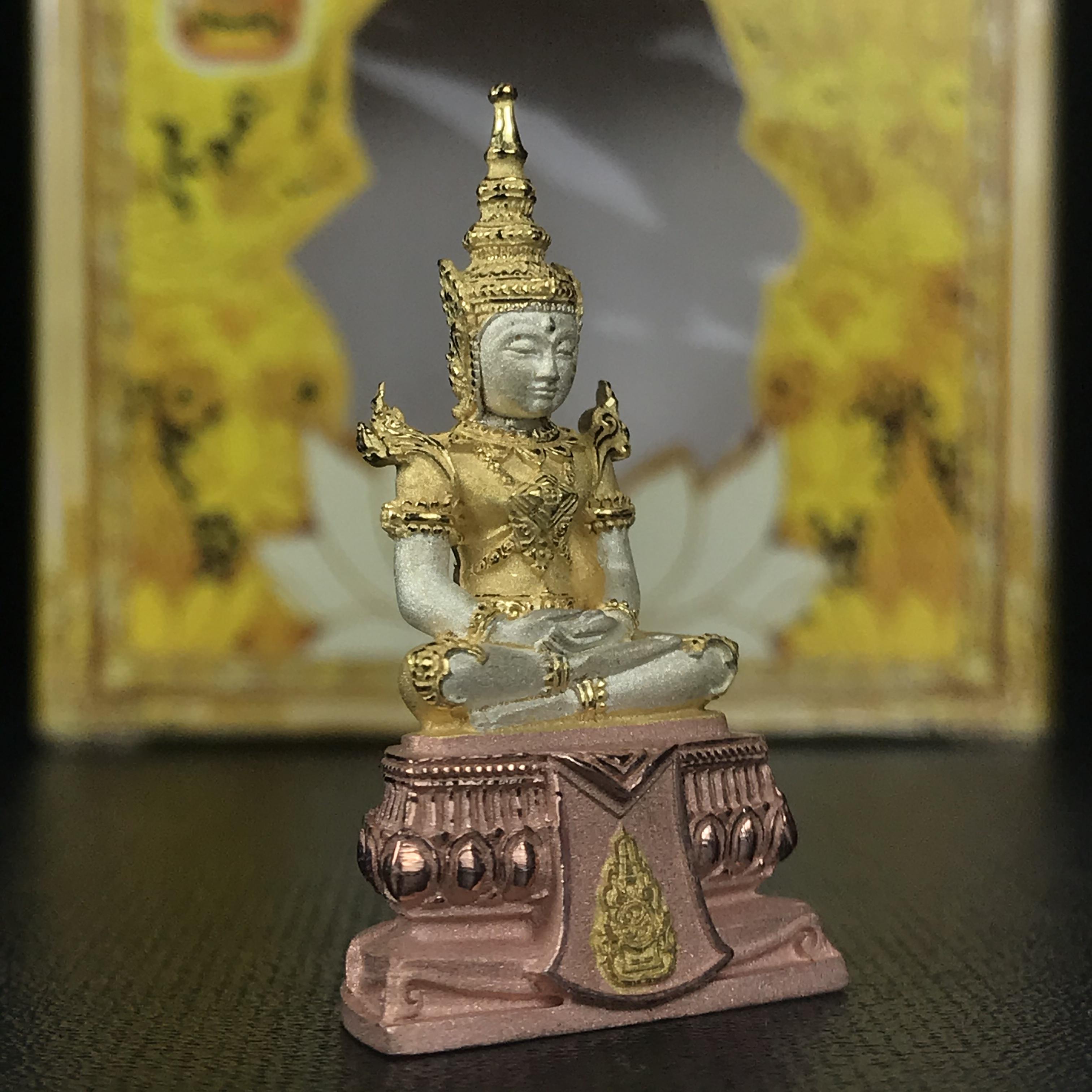 พระแก้วมรกต(จำลอง)ลอยองค์ ขนาดหน้าตัก 1/2 นิ้ว ทรงเครื่องฤดูร้อน เนื้อเงินสามกษัตริย์ ตราสัญลักษณ์ฉลองสิริราชสมบัติ ครบ 60 ปี พ.ศ.2549(สภาพสวย ครบ สมบูรณ์))