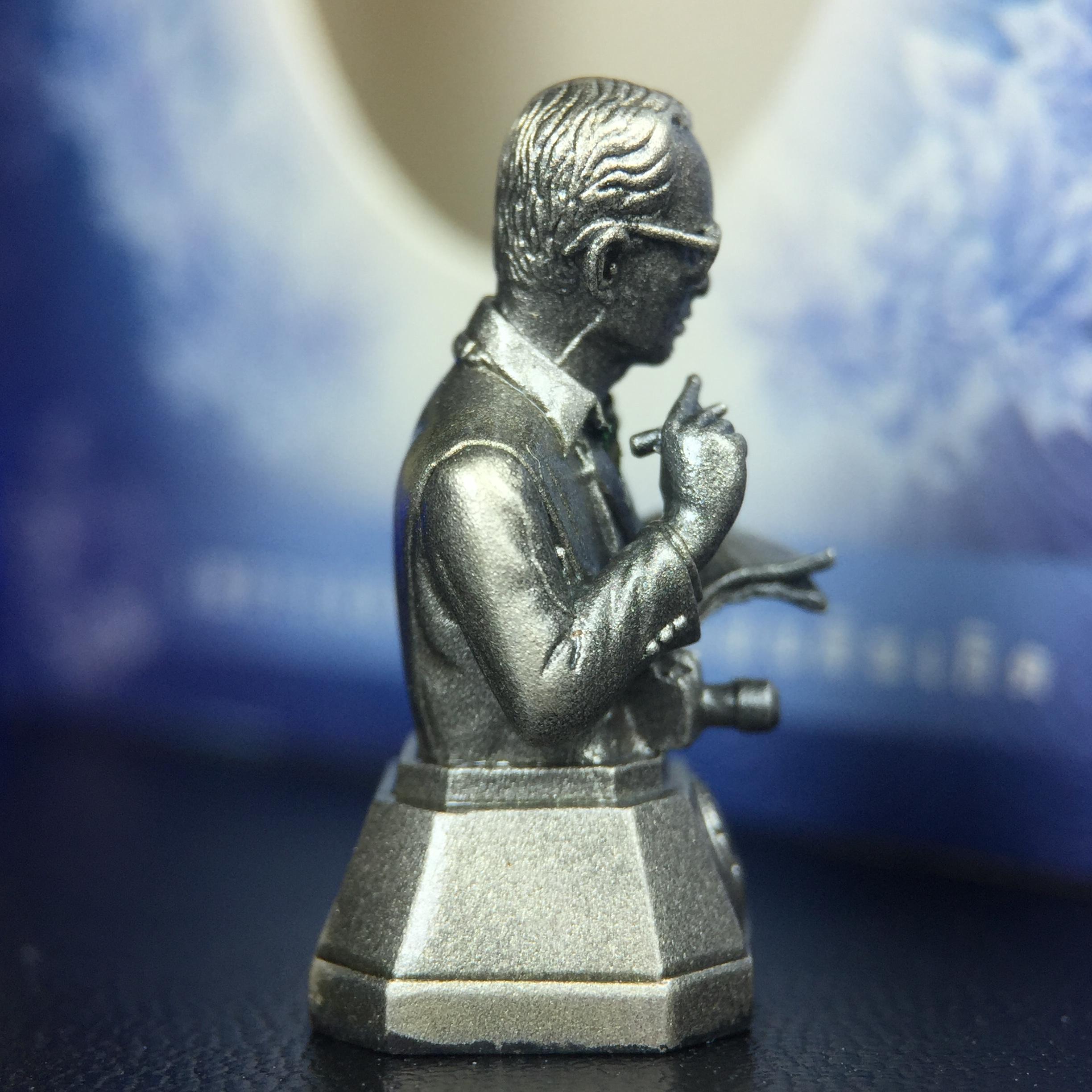 พระบรมรูปพระบาทสมเด็จพระเจ้าอยู่หัวรัชกาลที่ 9(ทรงงาน) ภปร. รุ่นเพราะแผ่นดินนี้คือแผ่นดินเกิด ปี 2551 ขนาดสูง 1 นิ้ว เนื้อบรอนซ์ชุบเงินรมดำ(ด้านหน้า ฐานพระบรมรูปฯ ประดิษฐานอักษรพระปรมาภิไธย ภ.ป.ร.)นิยมหายาก